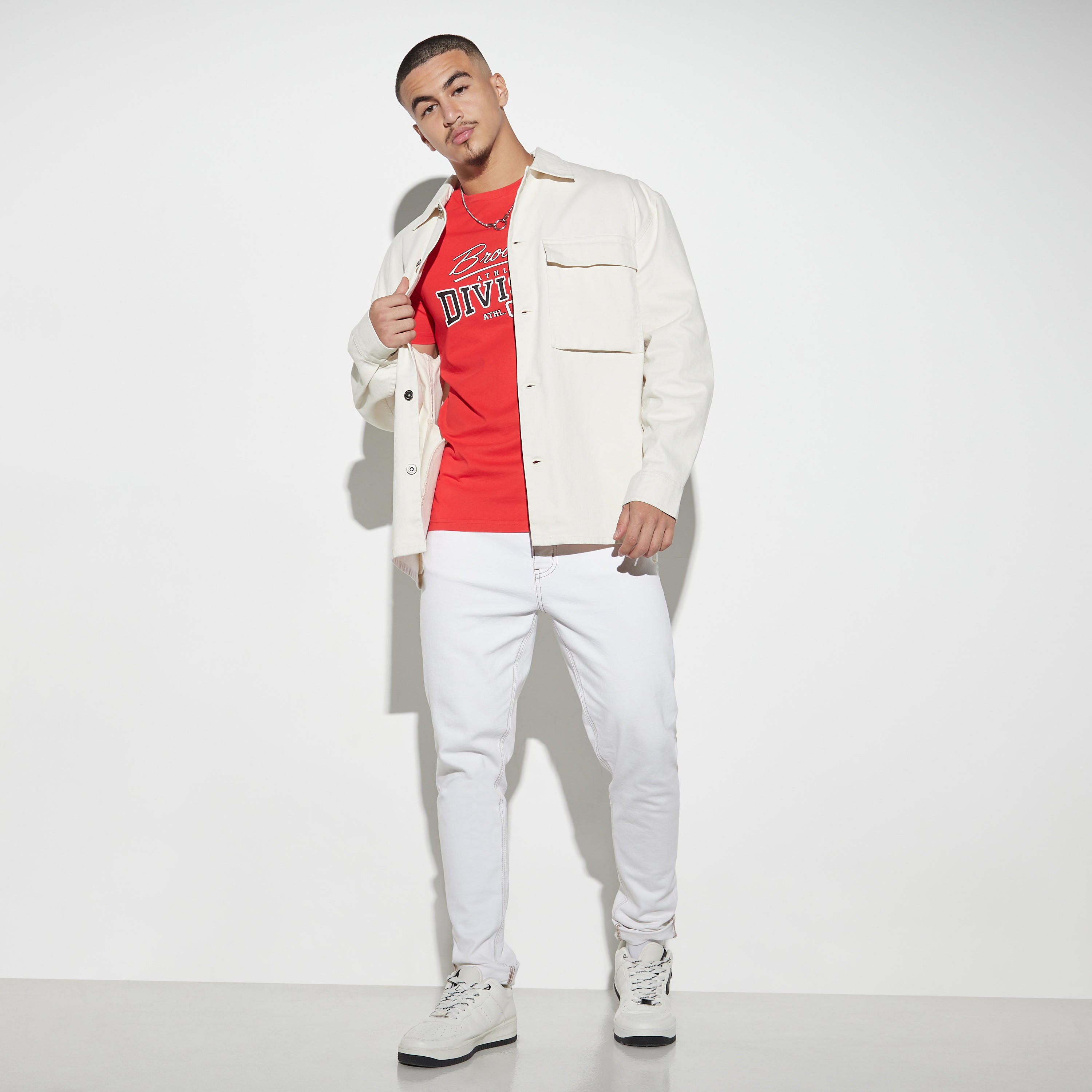 تيشيرت بياقة ضيّقة وأكمام قصيرة وطبعات-men-clothing-tshirtsandpolos-tshirts-image-2