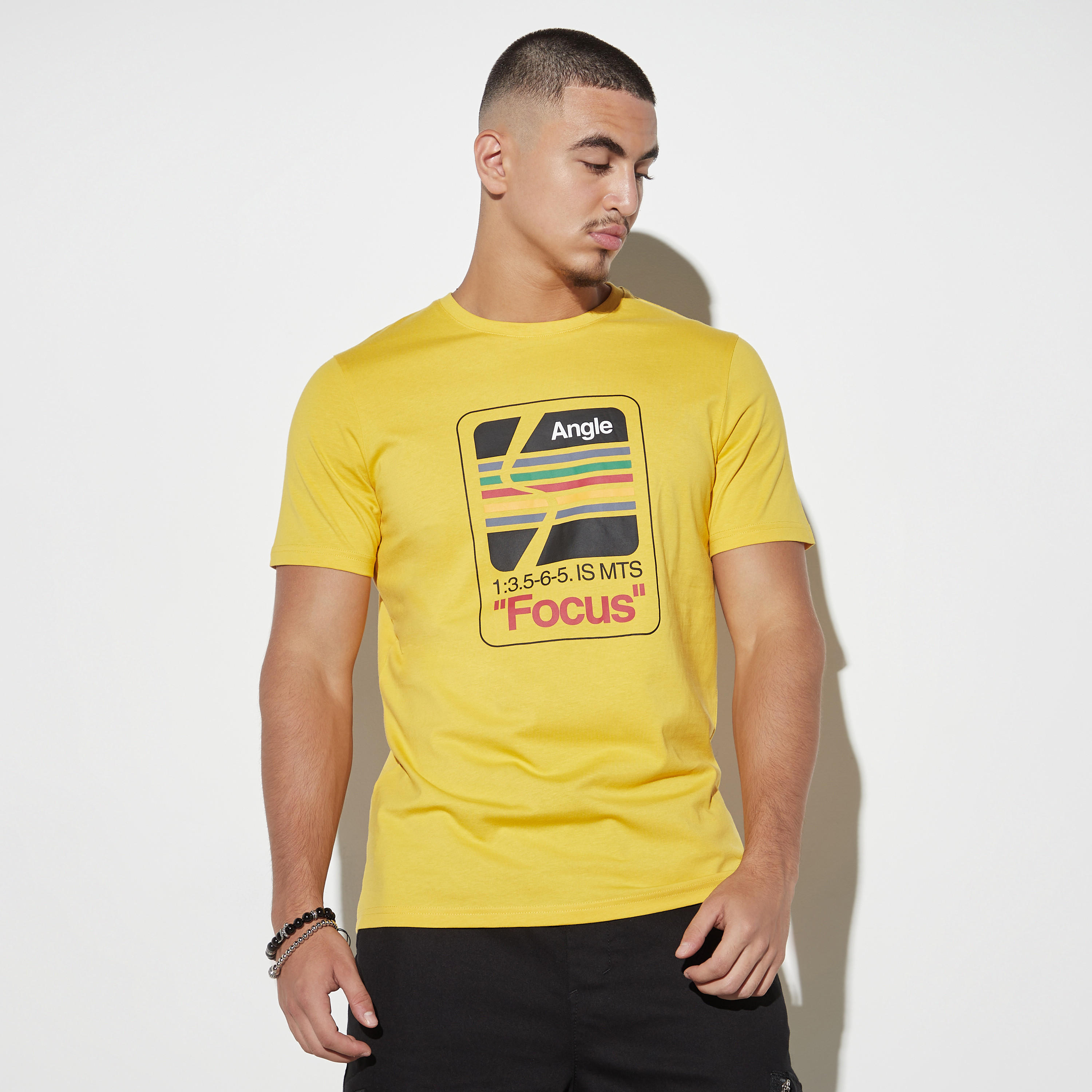 تيشيرت بياقة ضيّقة وأكمام قصيرة وطبعات-men-clothing-tshirtsandpolos-tshirts-image-1