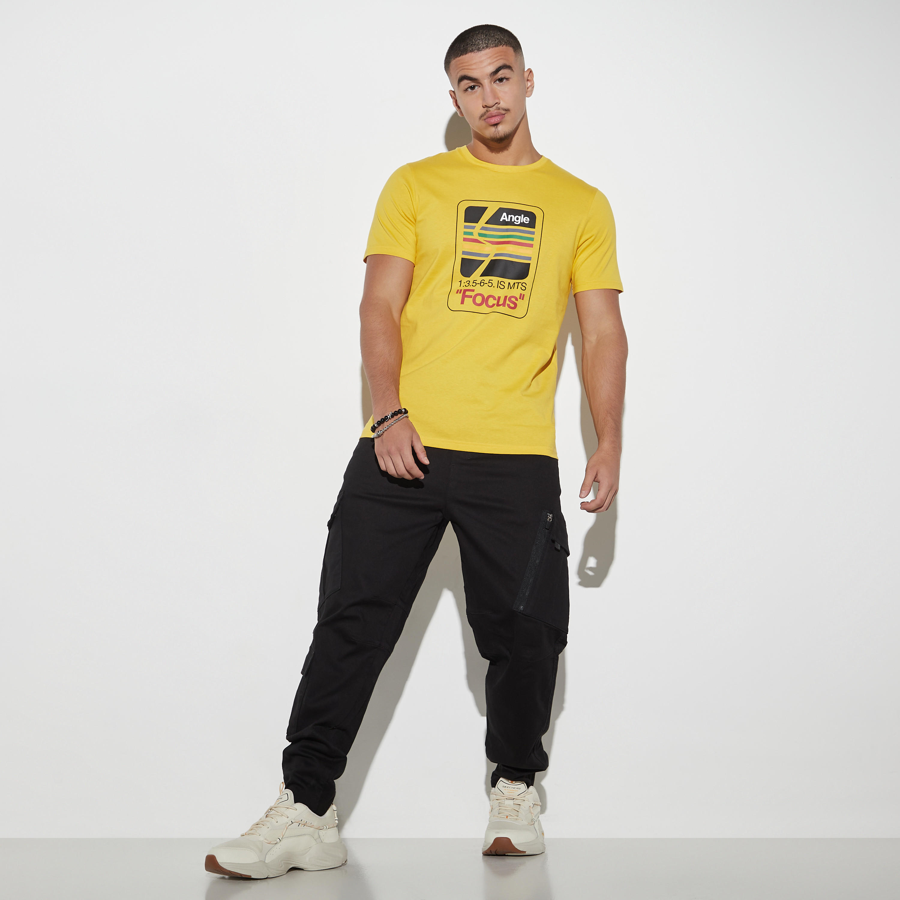 تيشيرت بياقة ضيّقة وأكمام قصيرة وطبعات-men-clothing-tshirtsandpolos-tshirts-image-2
