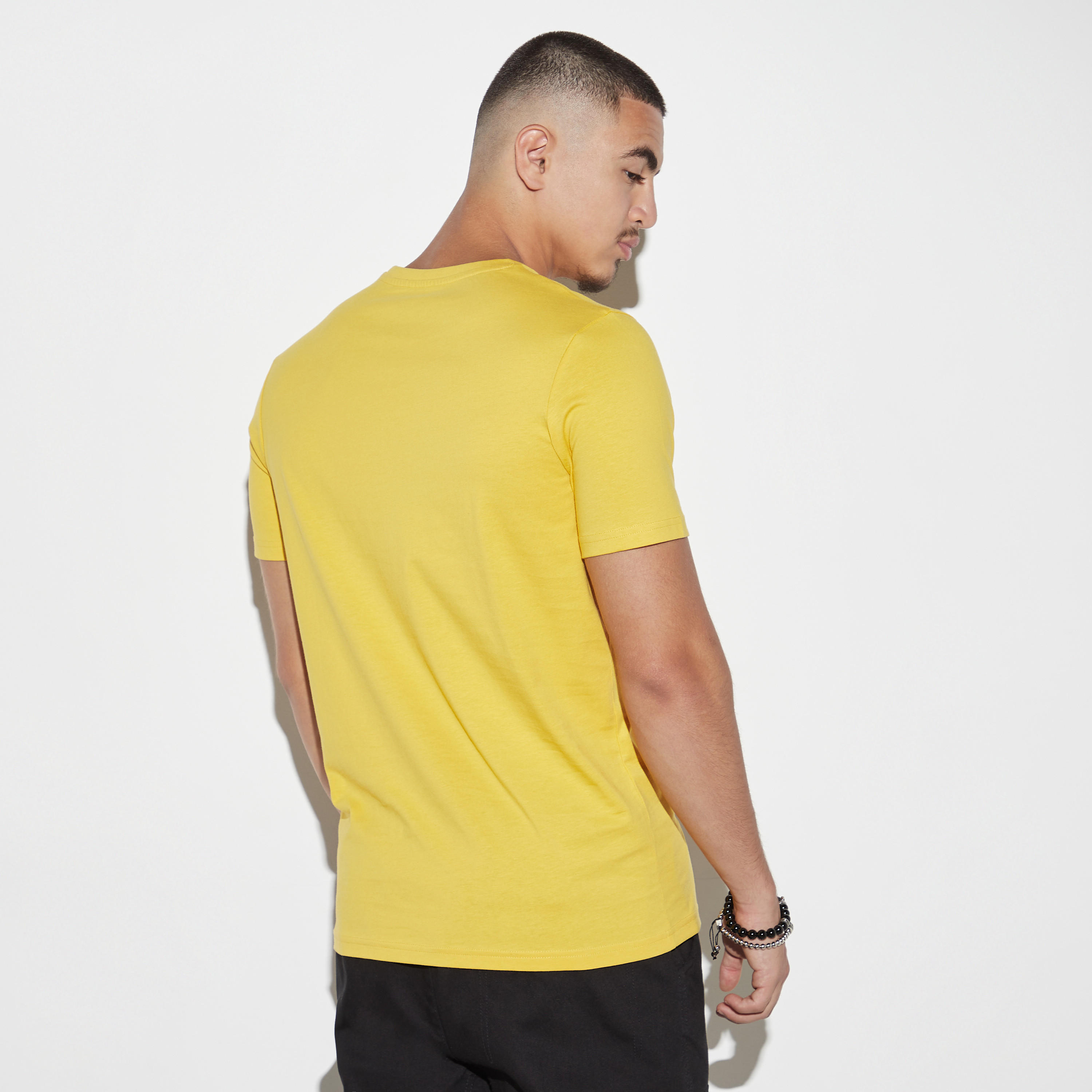 تيشيرت بياقة ضيّقة وأكمام قصيرة وطبعات-men-clothing-tshirtsandpolos-tshirts-image-3