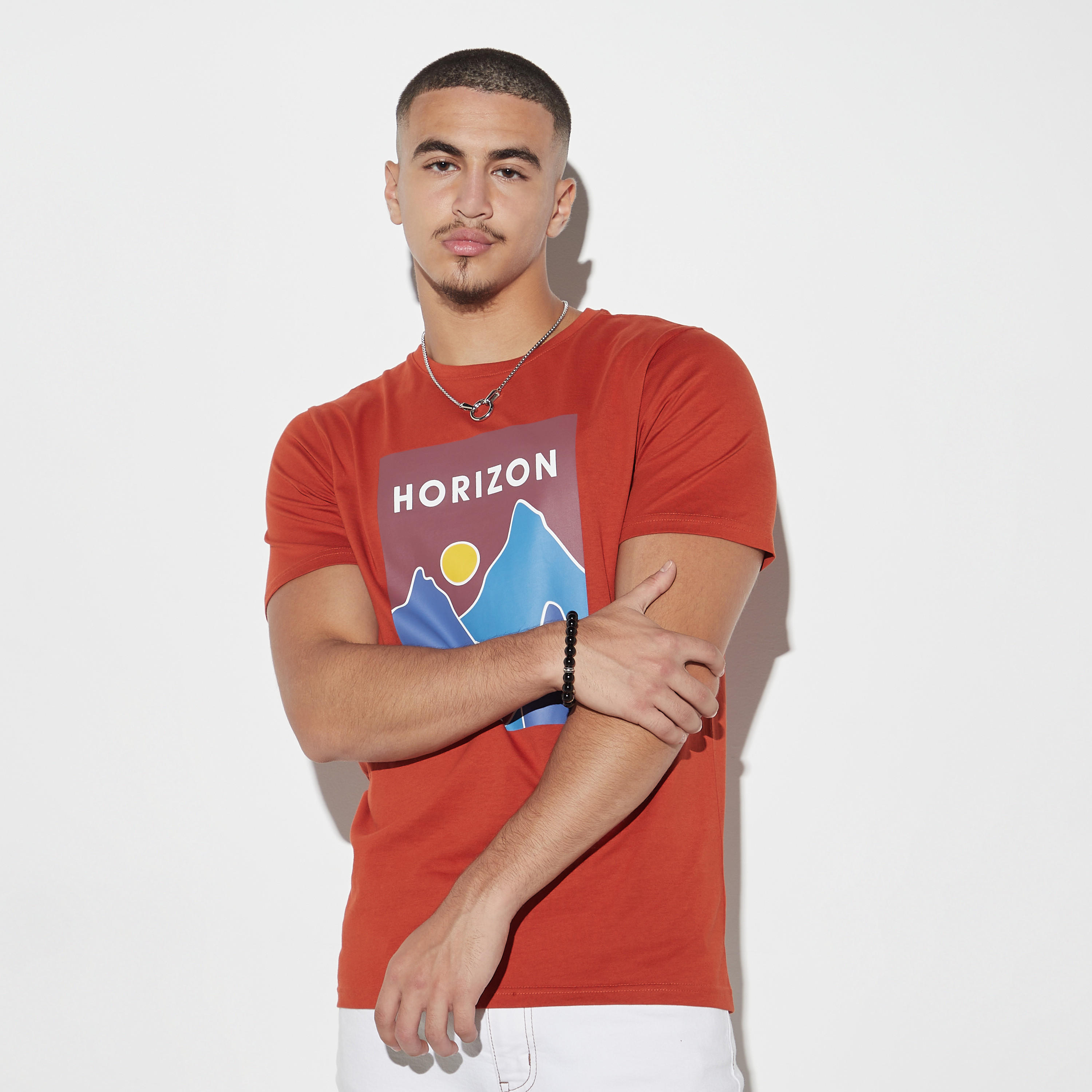 تيشيرت بياقة ضيّقة وأكمام قصيرة وطبعات-men-clothing-tshirtsandpolos-tshirts-image-4