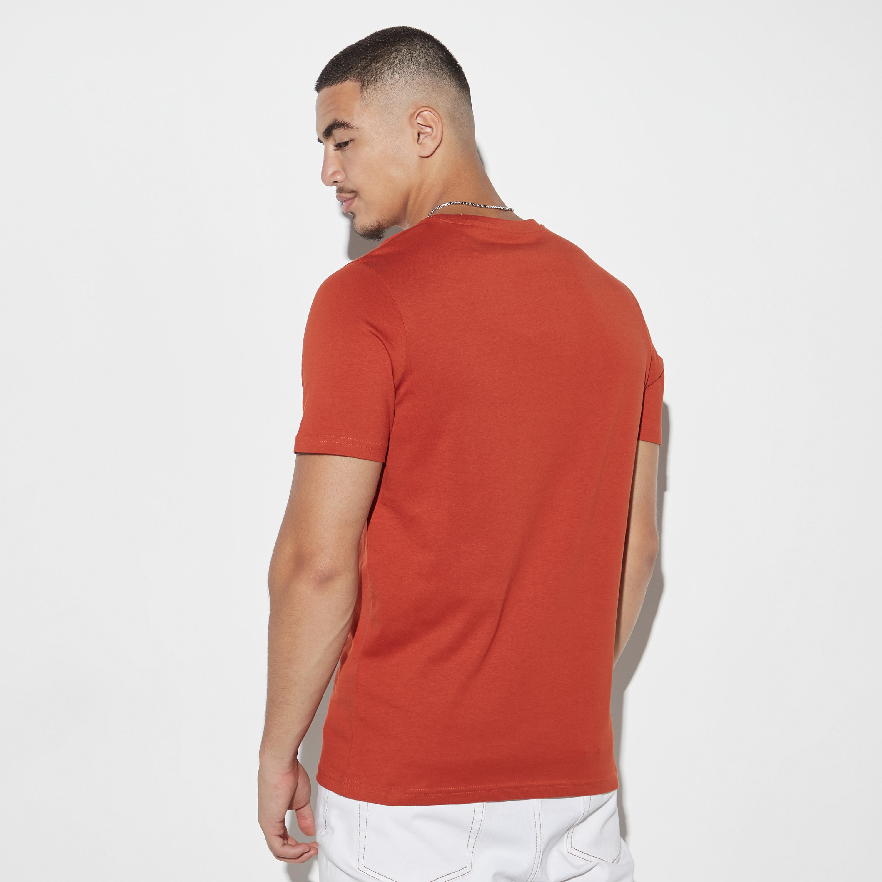 تيشيرت بياقة ضيّقة وأكمام قصيرة وطبعات-men-clothing-tshirtsandpolos-tshirts-image-2