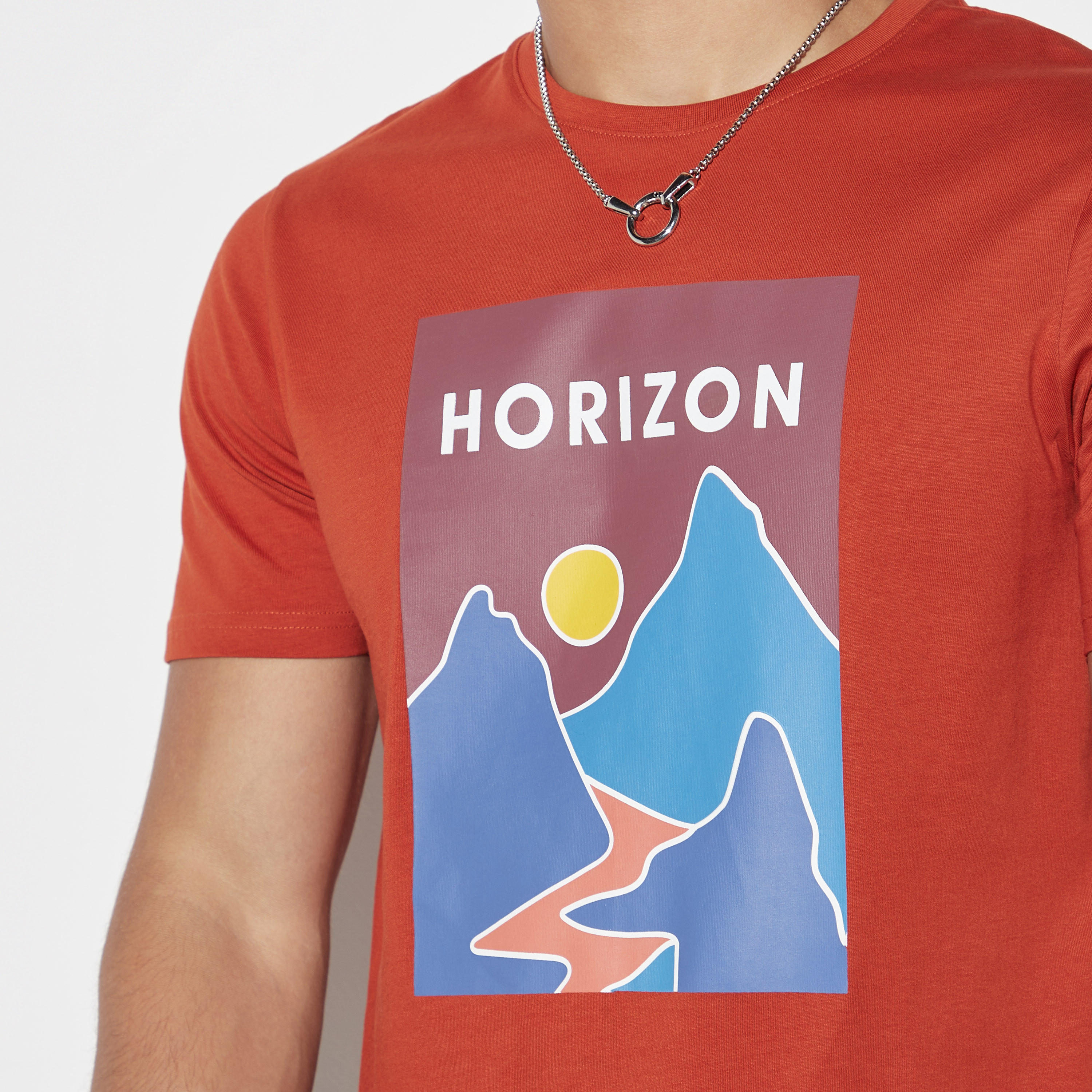 تيشيرت بياقة ضيّقة وأكمام قصيرة وطبعات-men-clothing-tshirtsandpolos-tshirts-image-1