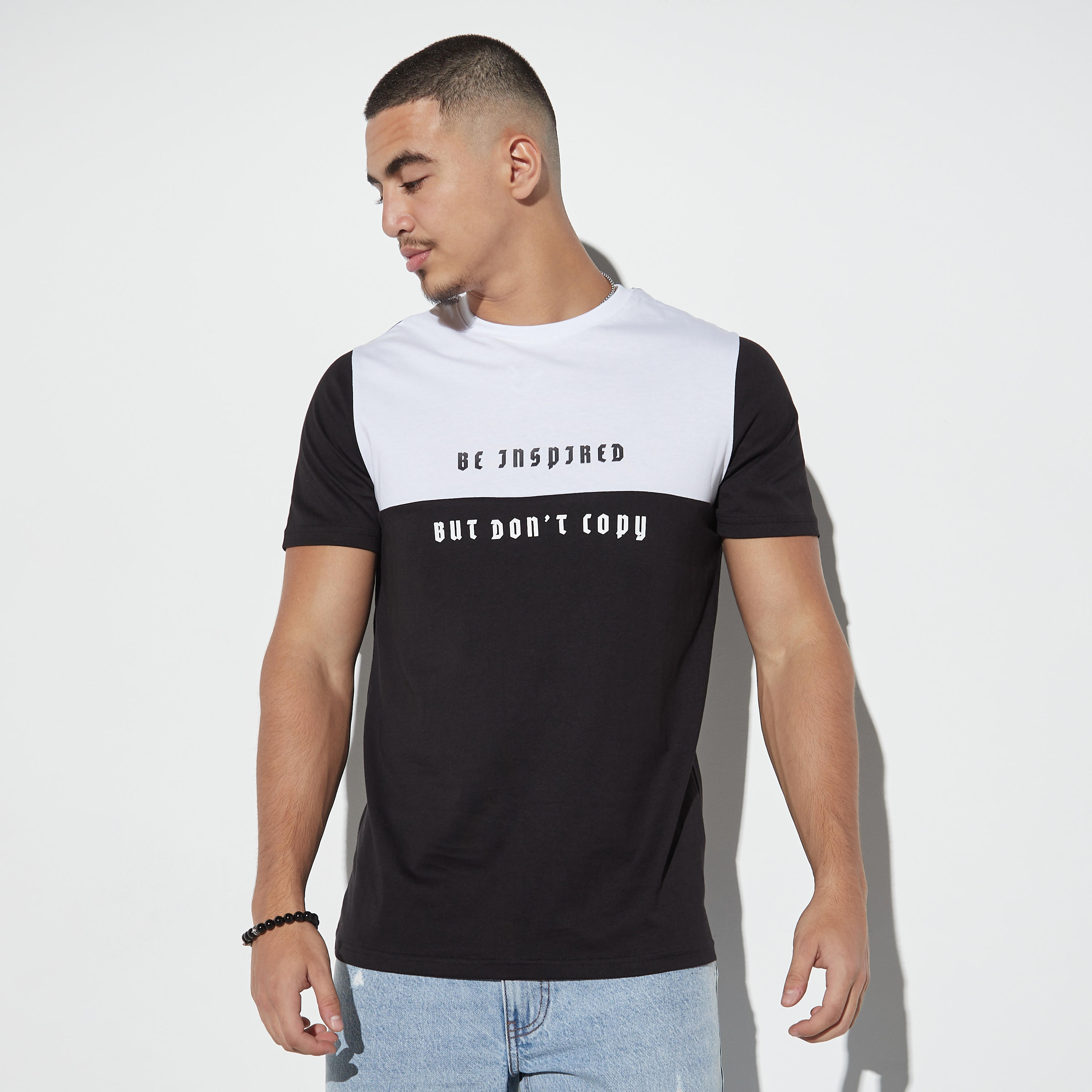 تيشيرت بياقة ضيقة وأكمام قصيرة وطبعات شعار-men-clothing-tshirtsandpolos-tshirts-image-1