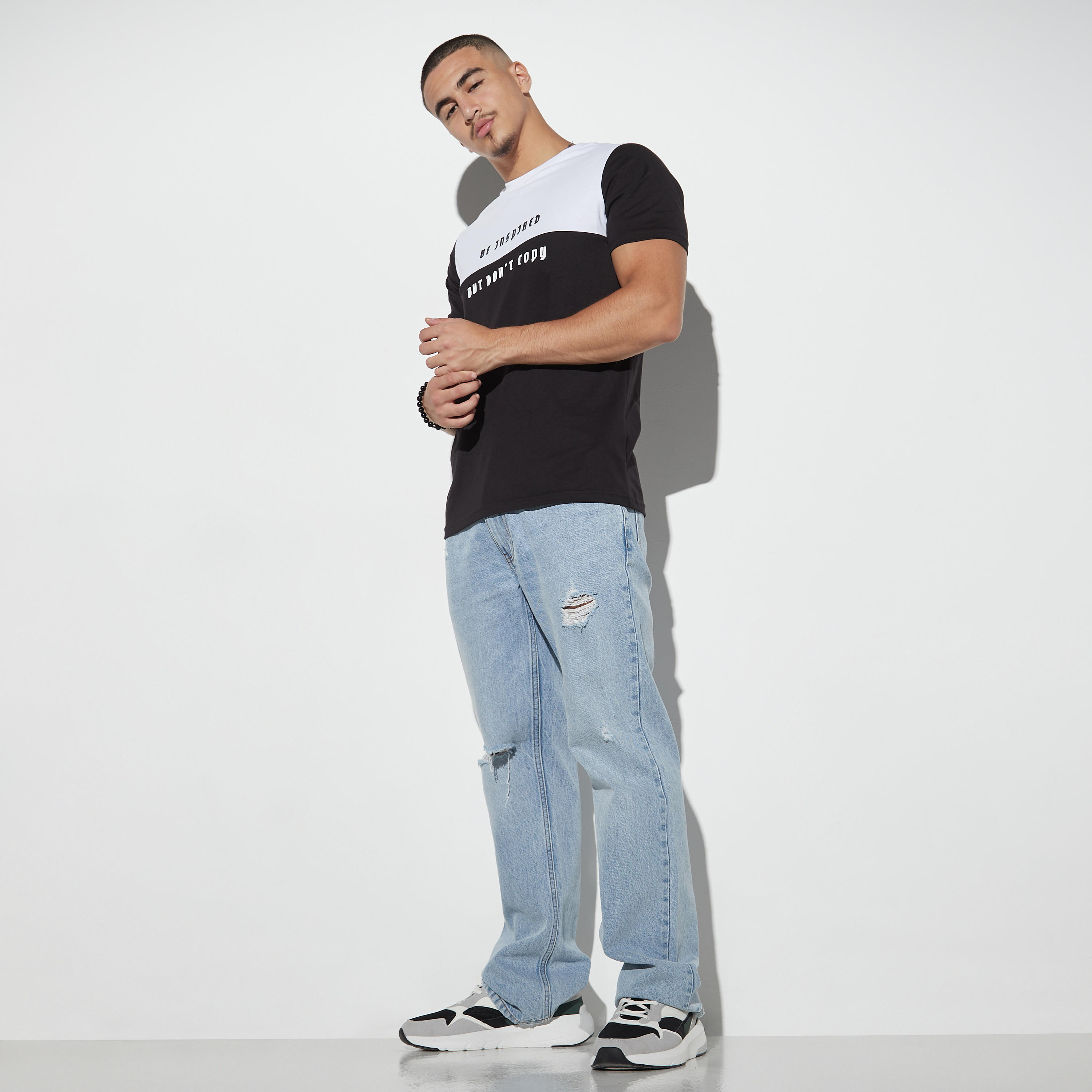 تيشيرت بياقة ضيقة وأكمام قصيرة وطبعات شعار-men-clothing-tshirtsandpolos-tshirts-image-2