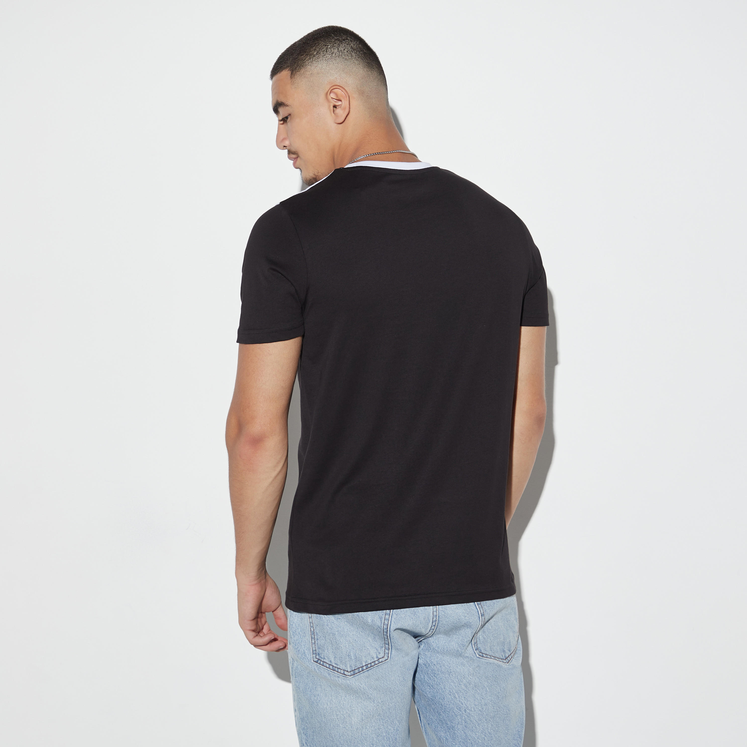 تيشيرت بياقة ضيقة وأكمام قصيرة وطبعات شعار-men-clothing-tshirtsandpolos-tshirts-image-3
