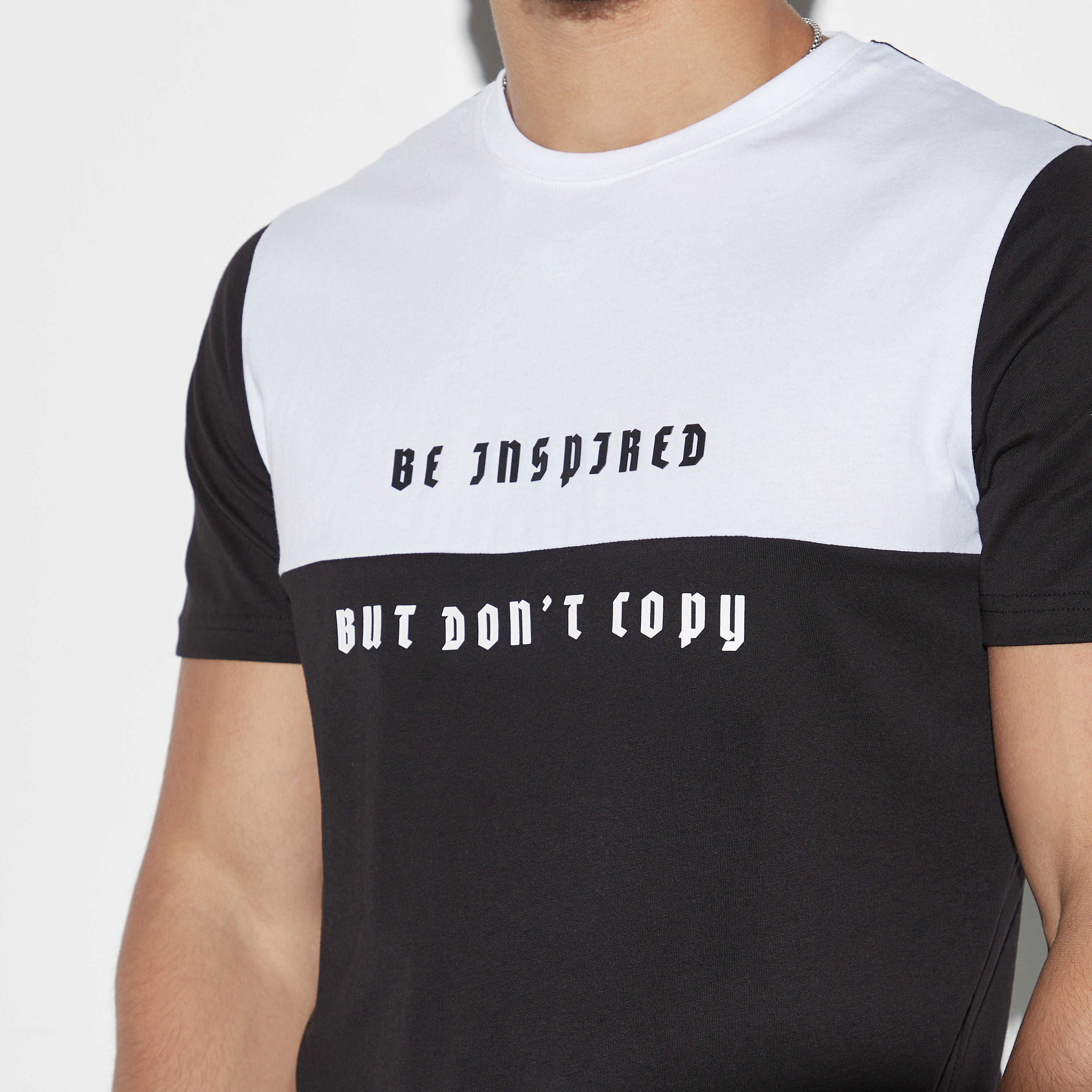 تيشيرت بياقة ضيقة وأكمام قصيرة وطبعات شعار-men-clothing-tshirtsandpolos-tshirts-image-4