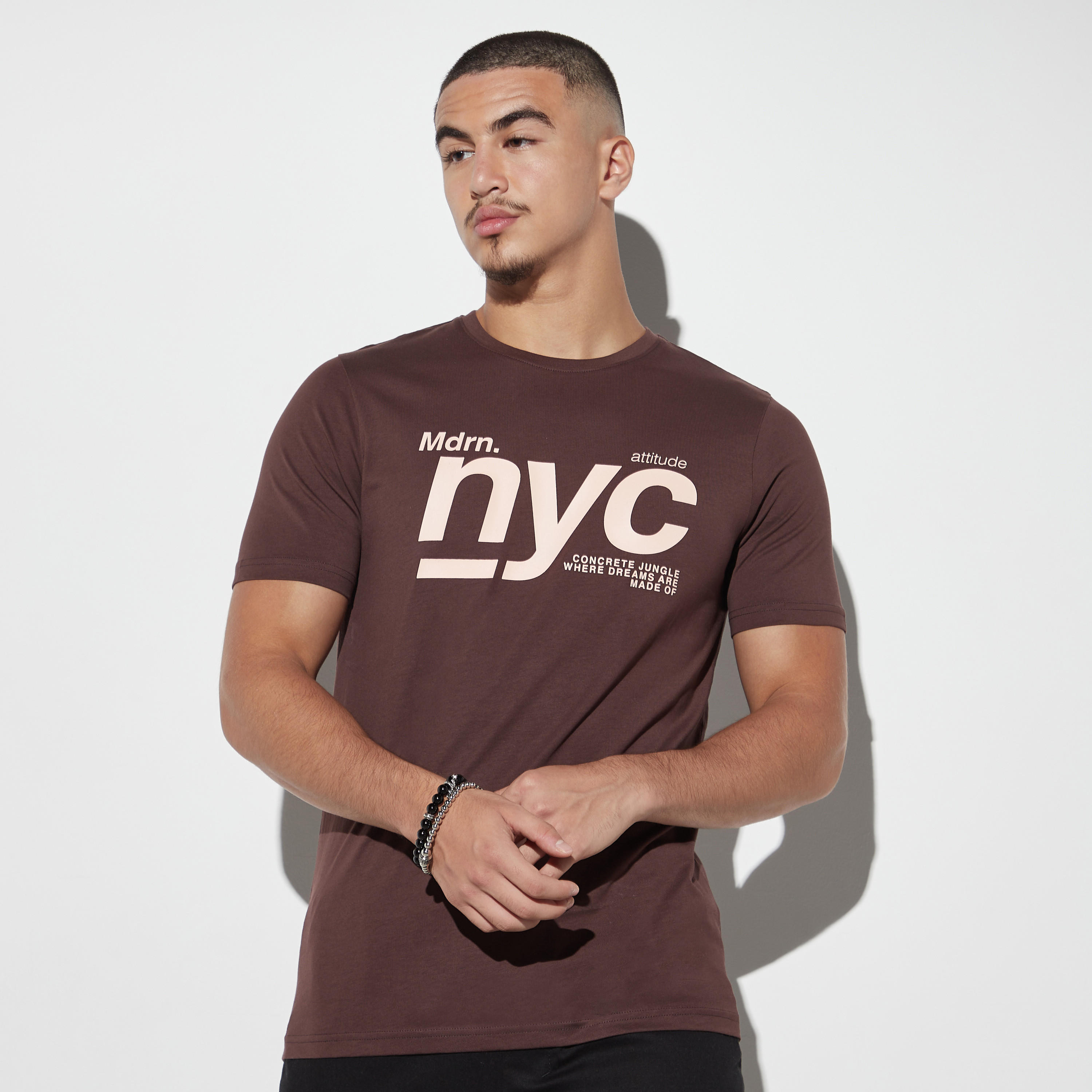 تيشيرت بياقة ضيقة وأكمام قصيرة وطبعات-men-clothing-tshirtsandpolos-tshirts-image-1