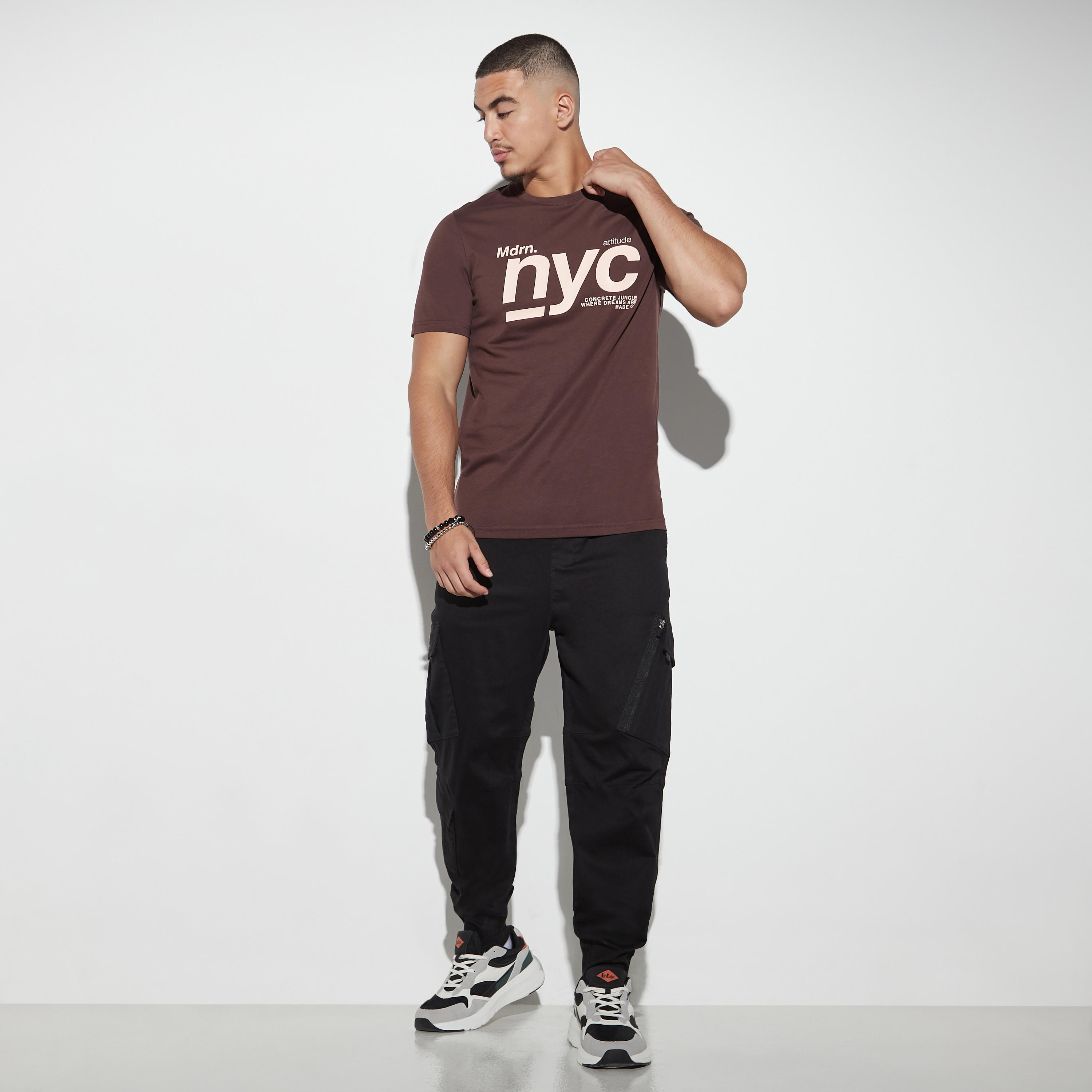 تيشيرت بياقة ضيقة وأكمام قصيرة وطبعات-men-clothing-tshirtsandpolos-tshirts-image-2