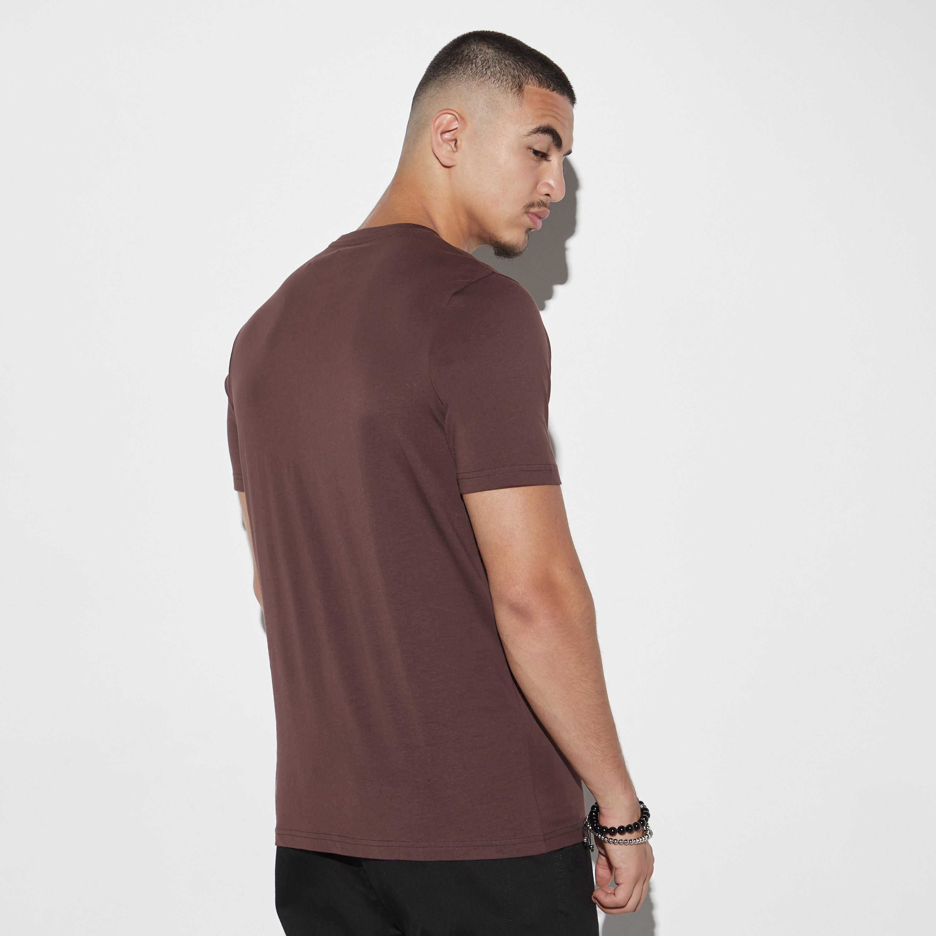 تيشيرت بياقة ضيقة وأكمام قصيرة وطبعات-men-clothing-tshirtsandpolos-tshirts-image-3