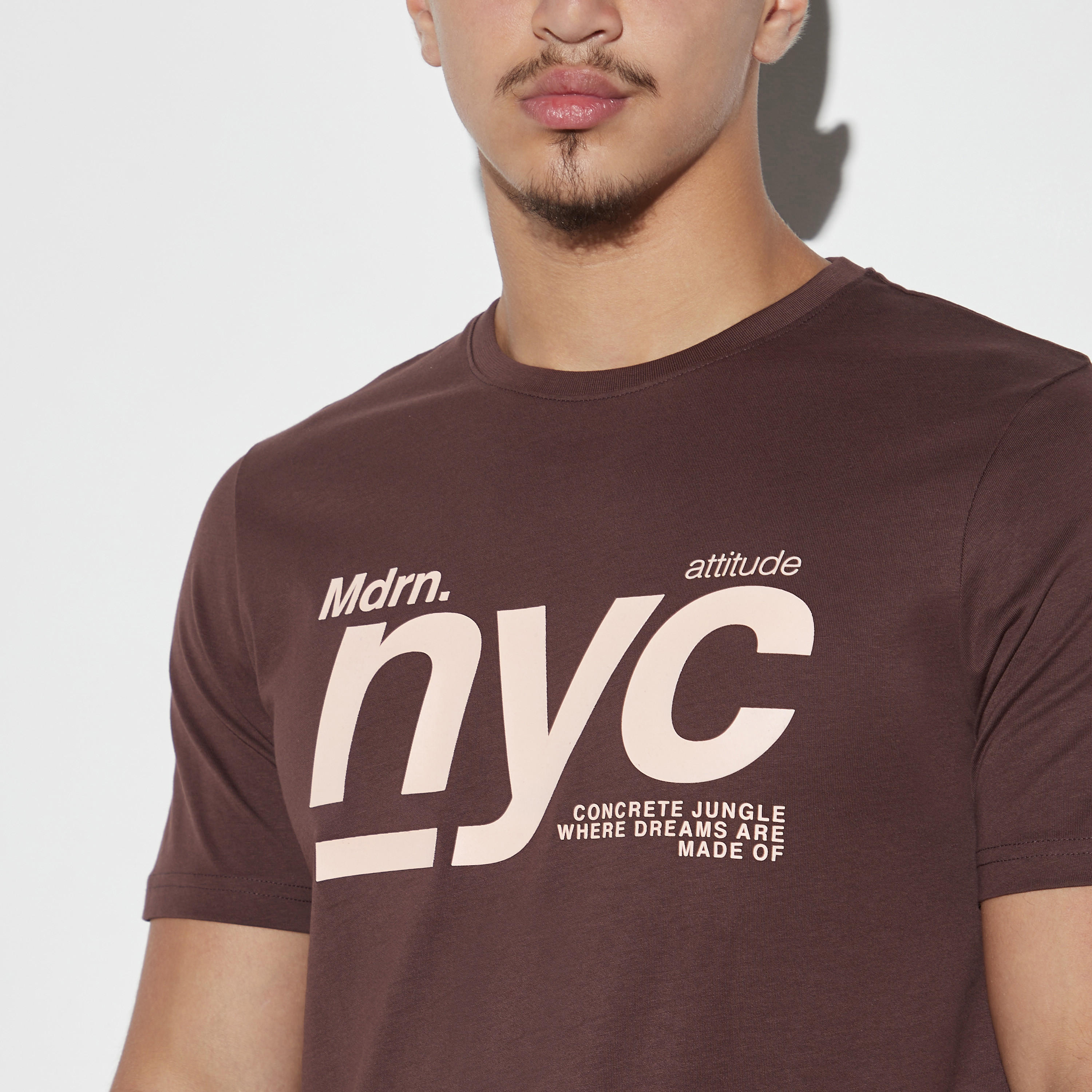 تيشيرت بياقة ضيقة وأكمام قصيرة وطبعات-men-clothing-tshirtsandpolos-tshirts-image-4