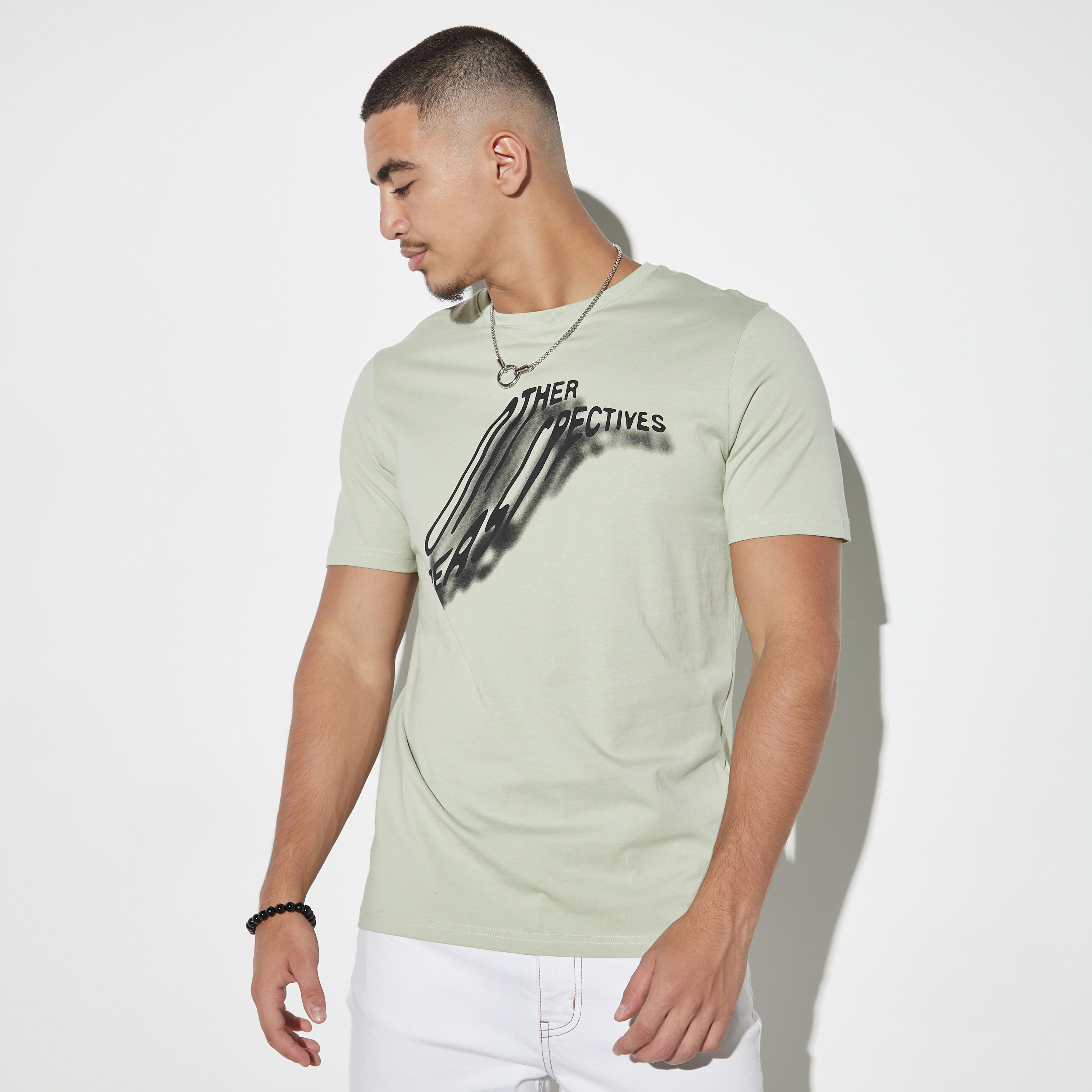 تيشيرت بياقة ضيّقة وأكمام قصيرة وطبعات-men-clothing-tshirtsandpolos-tshirts-image-1