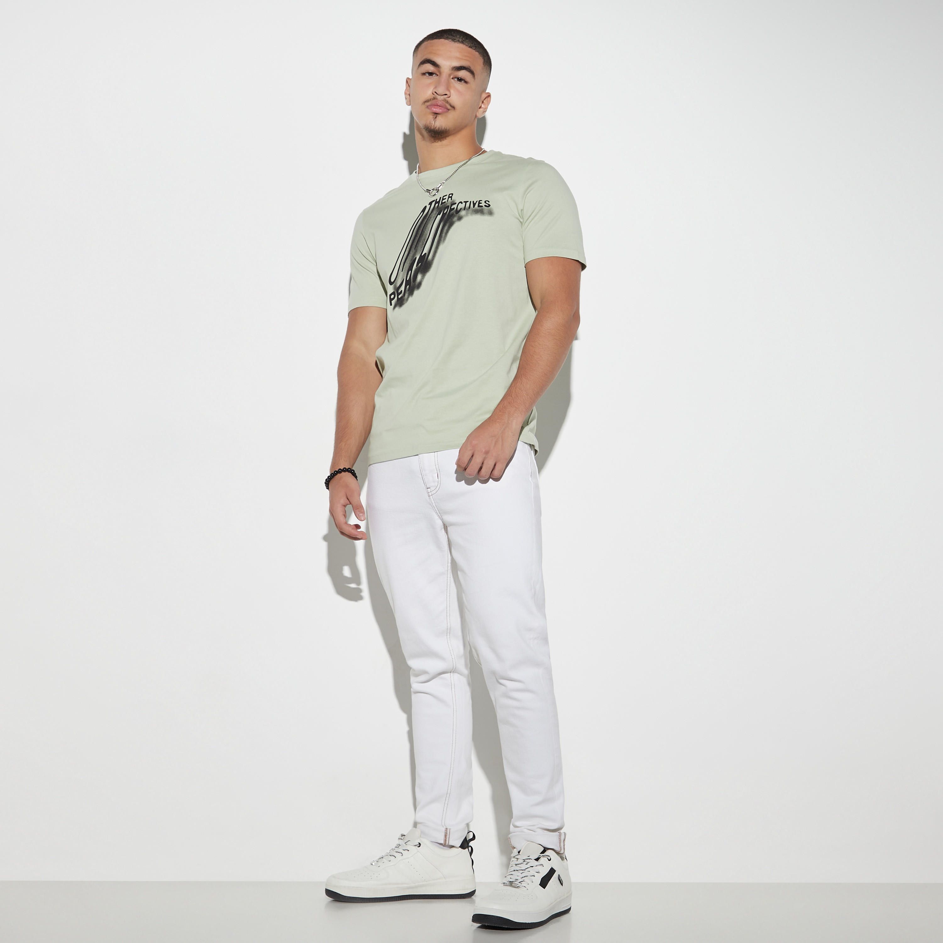 تيشيرت بياقة ضيّقة وأكمام قصيرة وطبعات-men-clothing-tshirtsandpolos-tshirts-image-2