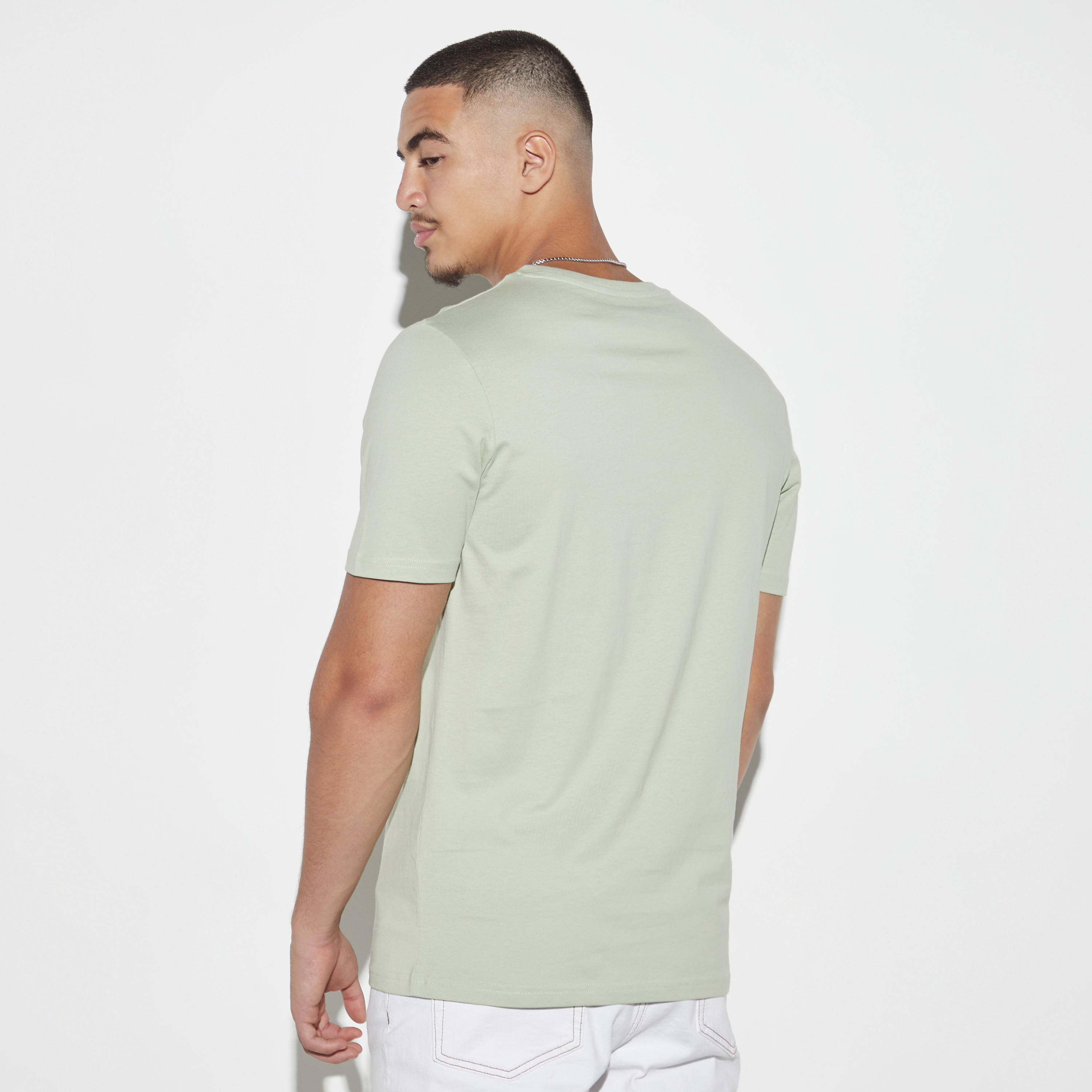 تيشيرت بياقة ضيّقة وأكمام قصيرة وطبعات-men-clothing-tshirtsandpolos-tshirts-image-3