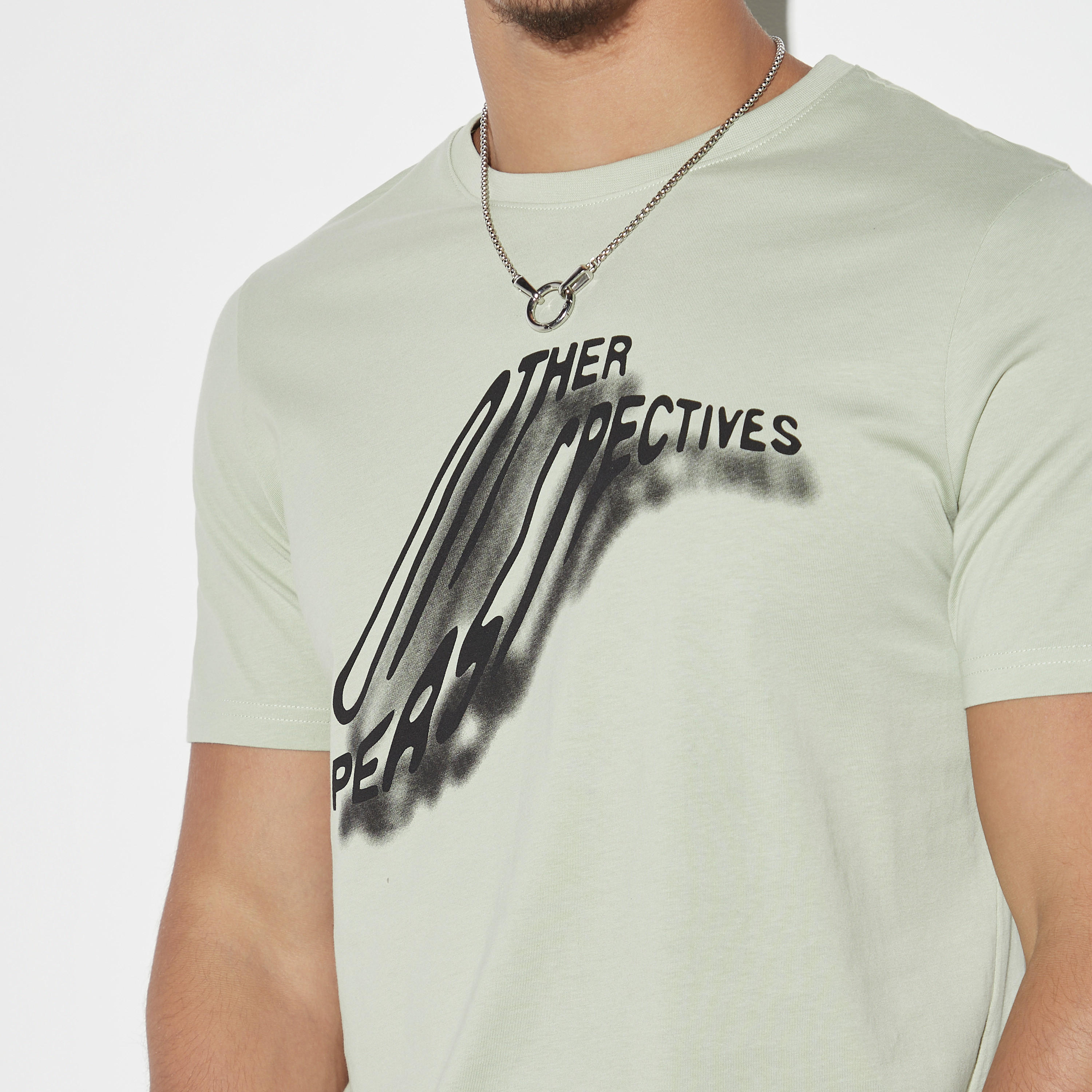 تيشيرت بياقة ضيّقة وأكمام قصيرة وطبعات-men-clothing-tshirtsandpolos-tshirts-image-4