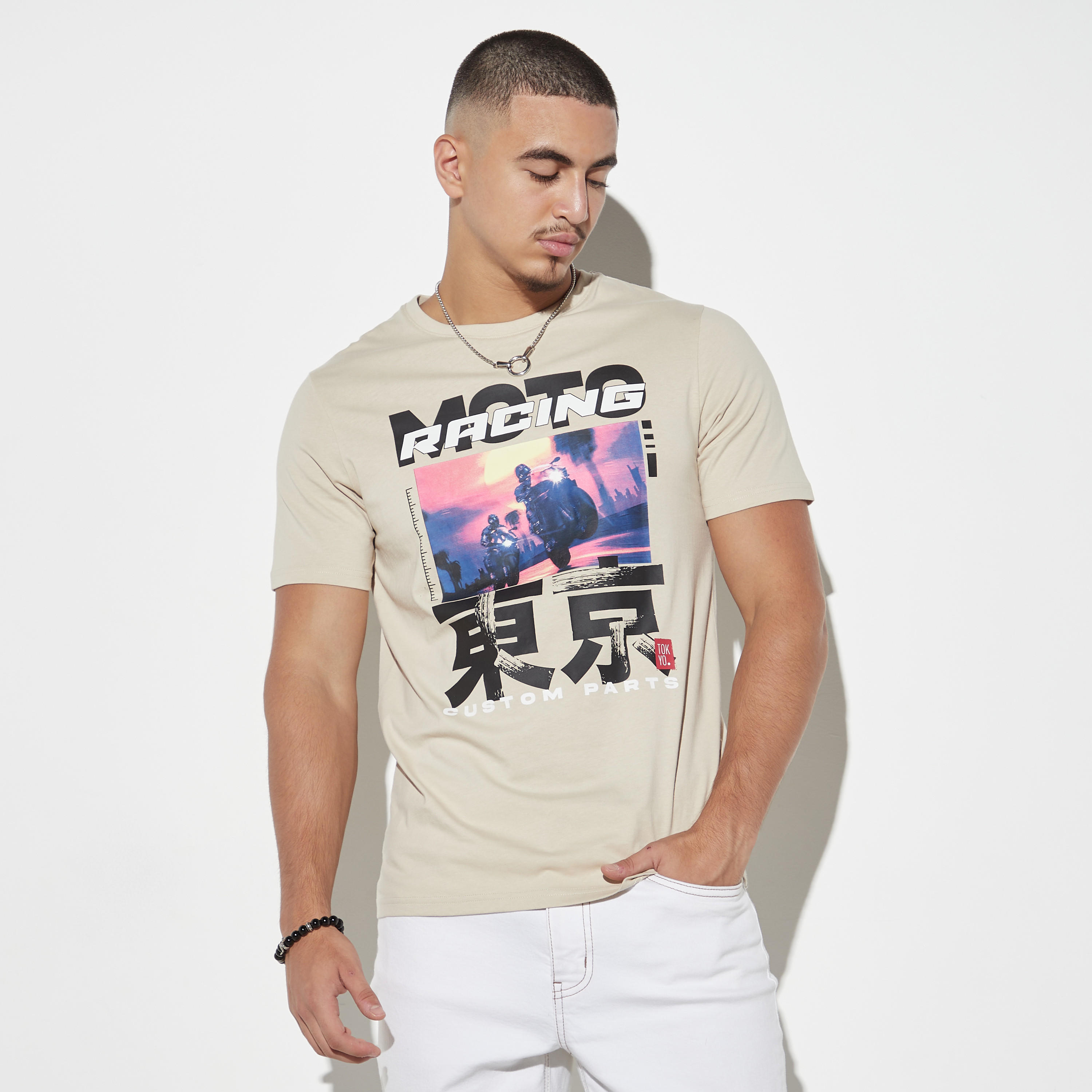 تيشيرت بياقة ضيّقة وأكمام قصيرة وطبعات-men-clothing-tshirtsandpolos-tshirts-image-1