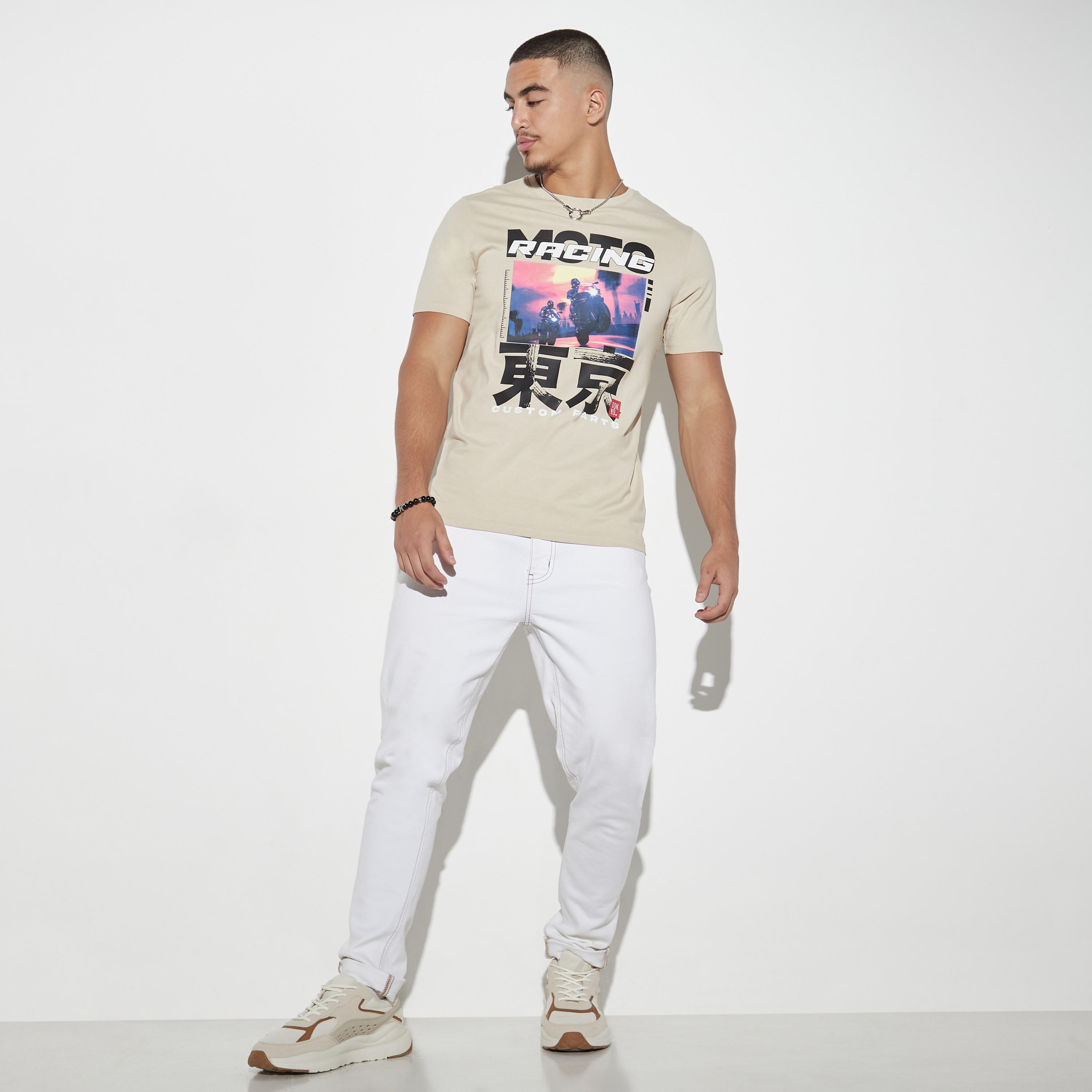 تيشيرت بياقة ضيّقة وأكمام قصيرة وطبعات-men-clothing-tshirtsandpolos-tshirts-image-2