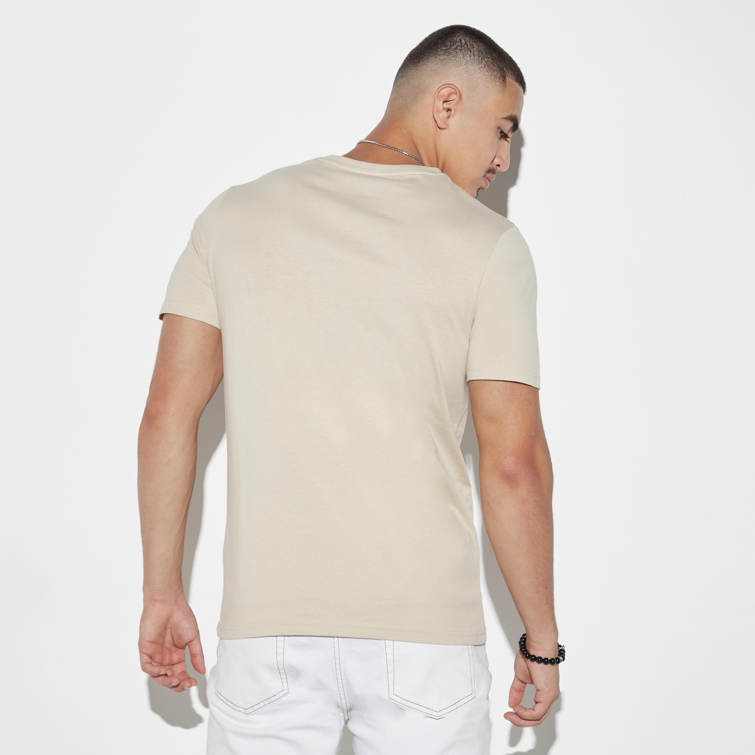 تيشيرت بياقة ضيّقة وأكمام قصيرة وطبعات-men-clothing-tshirtsandpolos-tshirts-image-3
