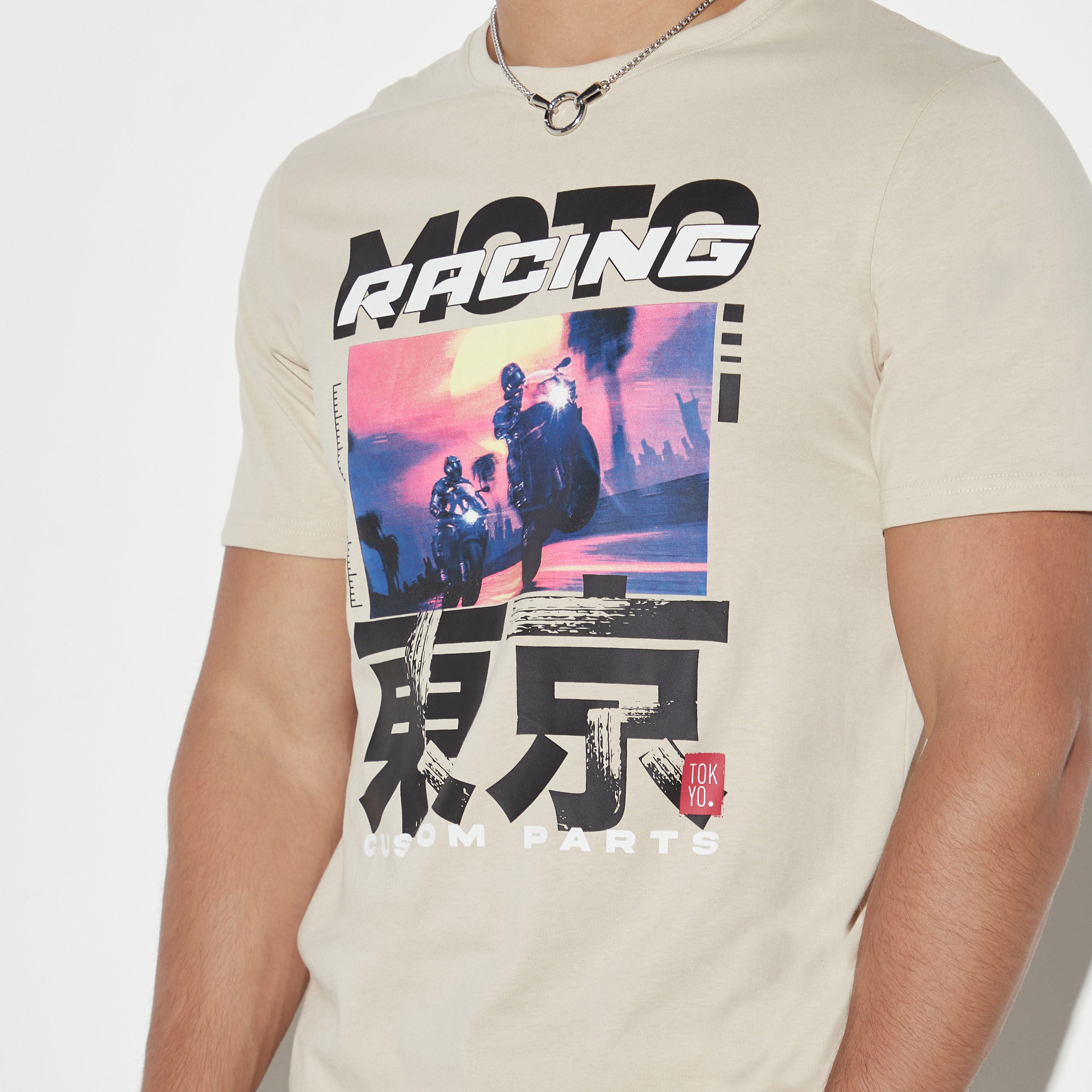تيشيرت بياقة ضيّقة وأكمام قصيرة وطبعات-men-clothing-tshirtsandpolos-tshirts-image-4