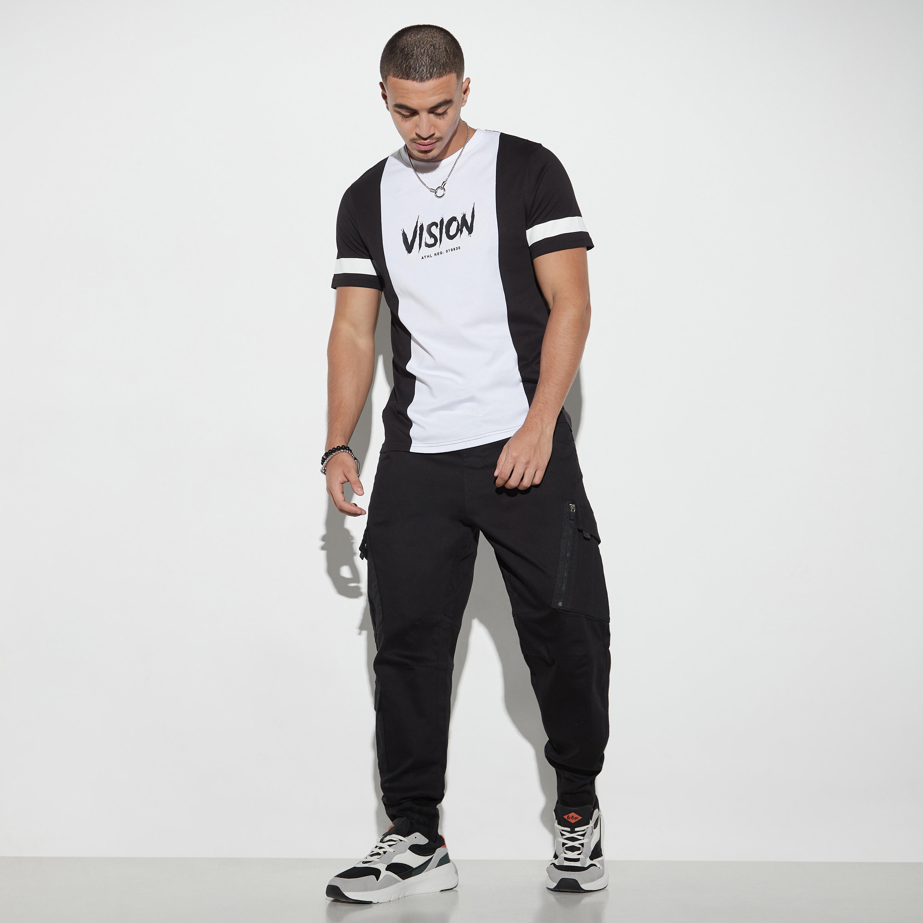 تيشيرت قوالب ملونة بياقة ضيقة وأكمام قصيرة-men-clothing-tshirtsandpolos-tshirts-image-3