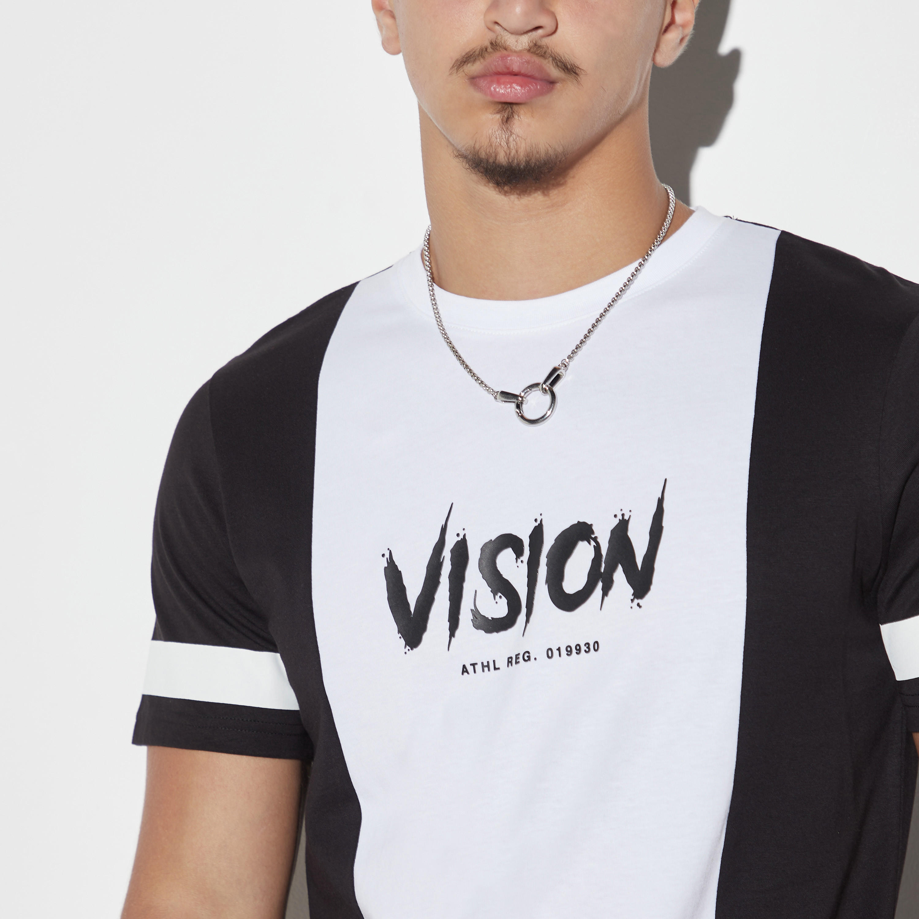 تيشيرت قوالب ملونة بياقة ضيقة وأكمام قصيرة-men-clothing-tshirtsandpolos-tshirts-image-1