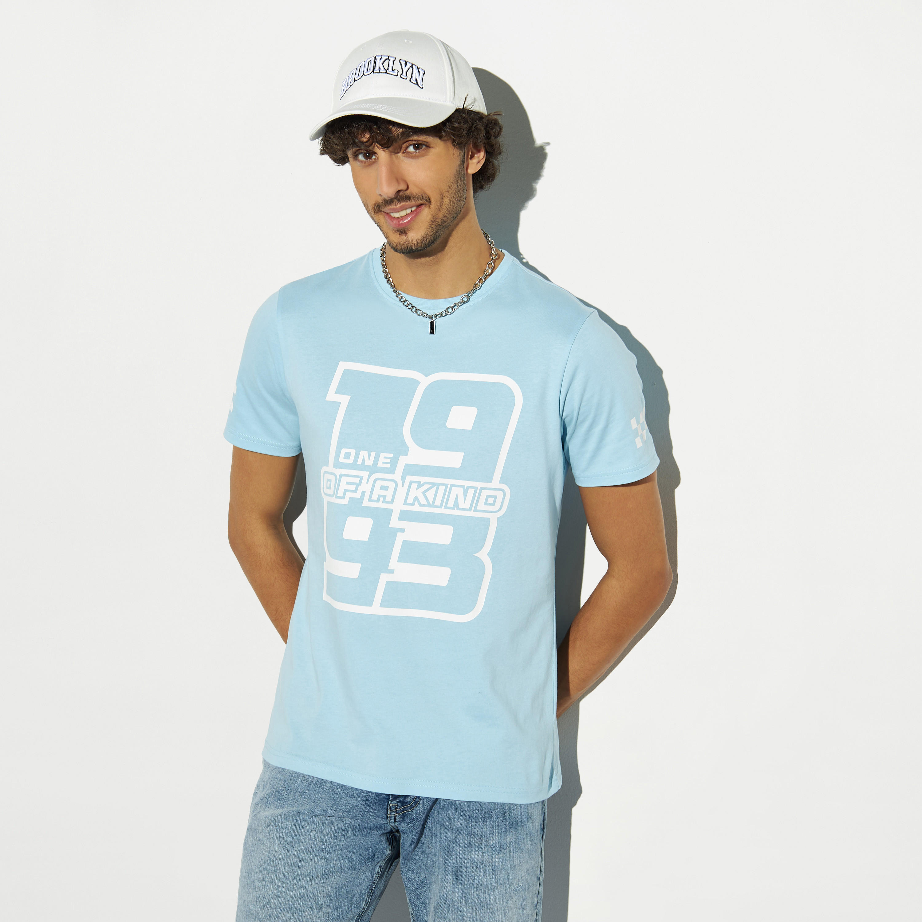 تيشيرت بياقة ضيقة وأكمام قصيرة وطبعات-men-clothing-tshirtsandpolos-tshirts-image-4