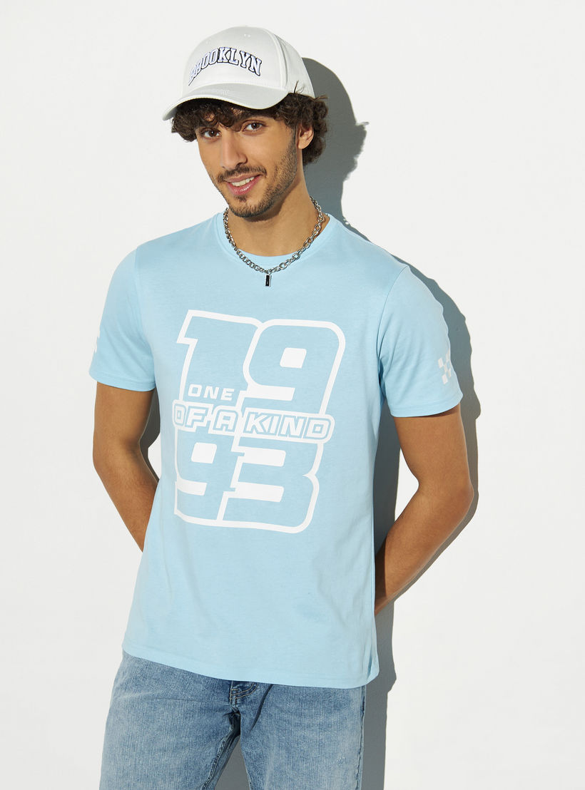 تيشيرت بياقة ضيقة وأكمام قصيرة وطبعات-men-clothing-tshirtsandpolos-tshirts-image-4