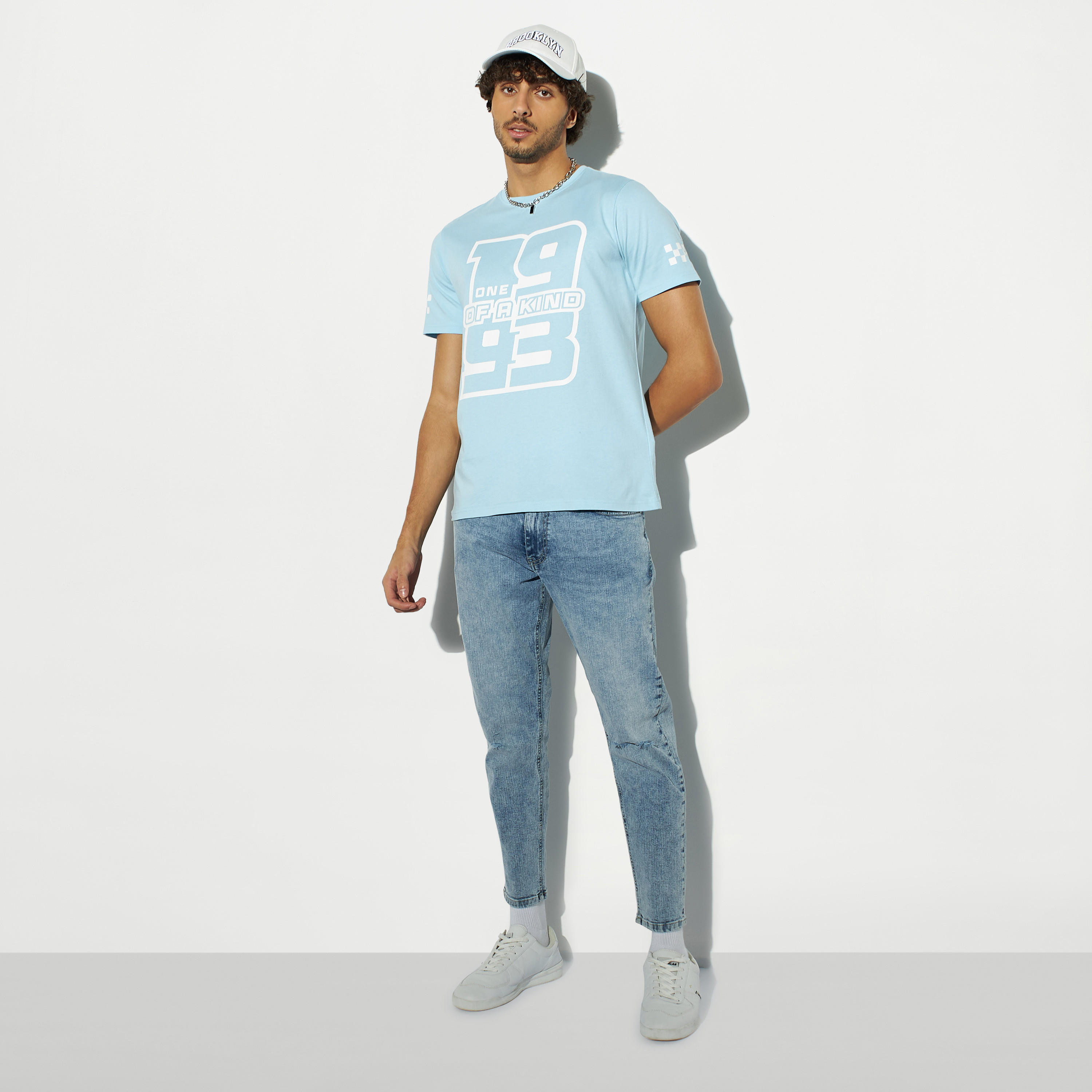 تيشيرت بياقة ضيقة وأكمام قصيرة وطبعات-men-clothing-tshirtsandpolos-tshirts-image-3