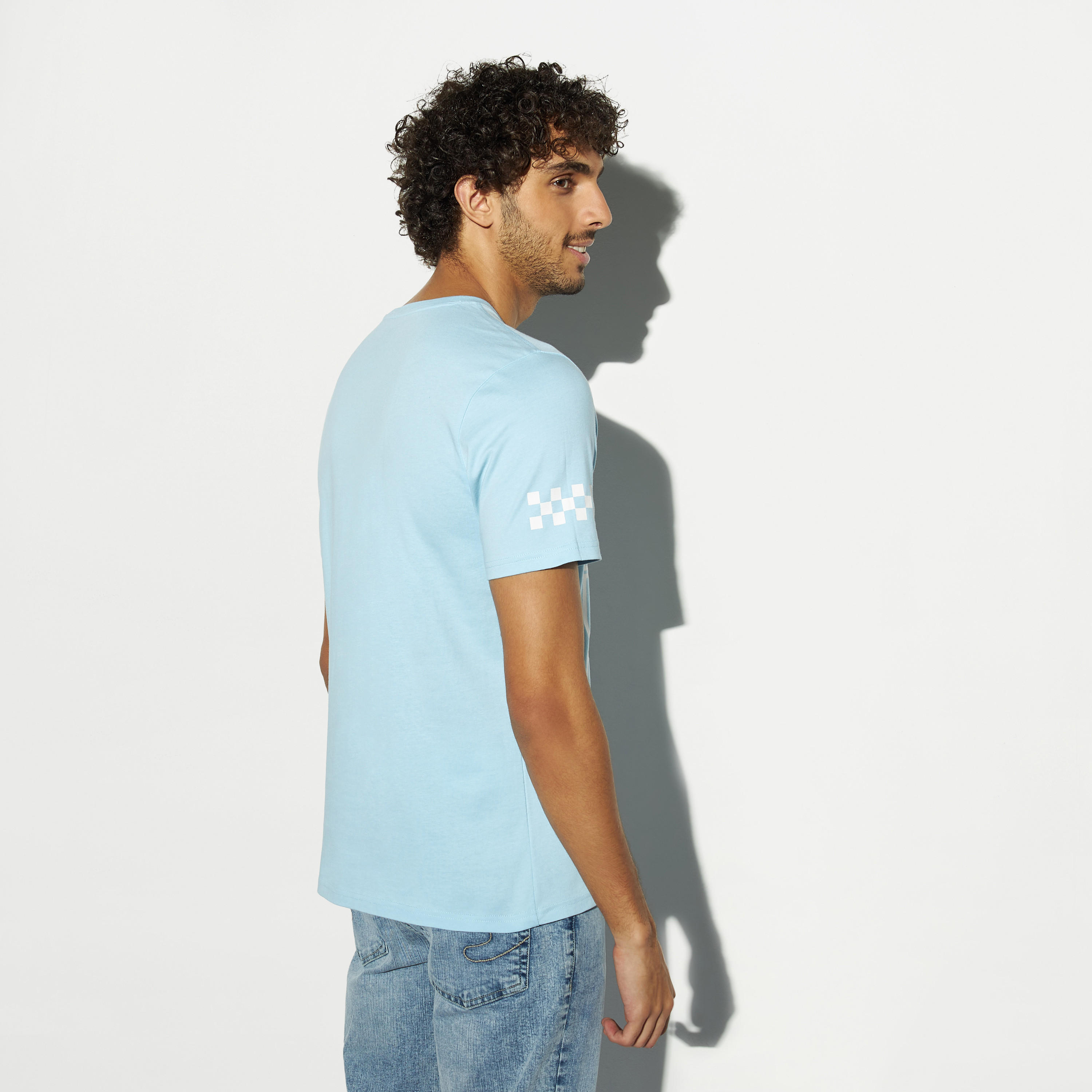 تيشيرت بياقة ضيقة وأكمام قصيرة وطبعات-men-clothing-tshirtsandpolos-tshirts-image-2