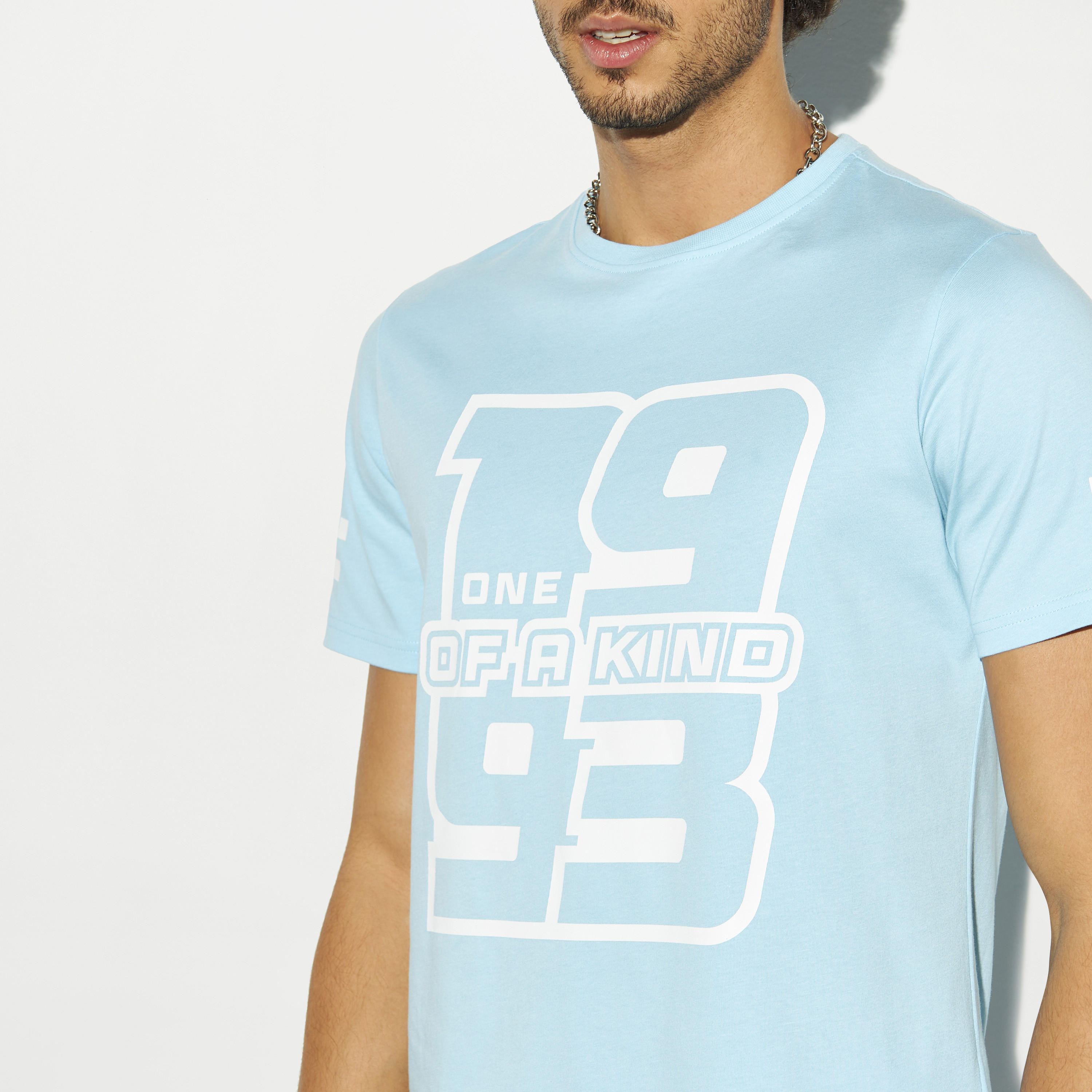 تيشيرت بياقة ضيقة وأكمام قصيرة وطبعات-men-clothing-tshirtsandpolos-tshirts-image-1