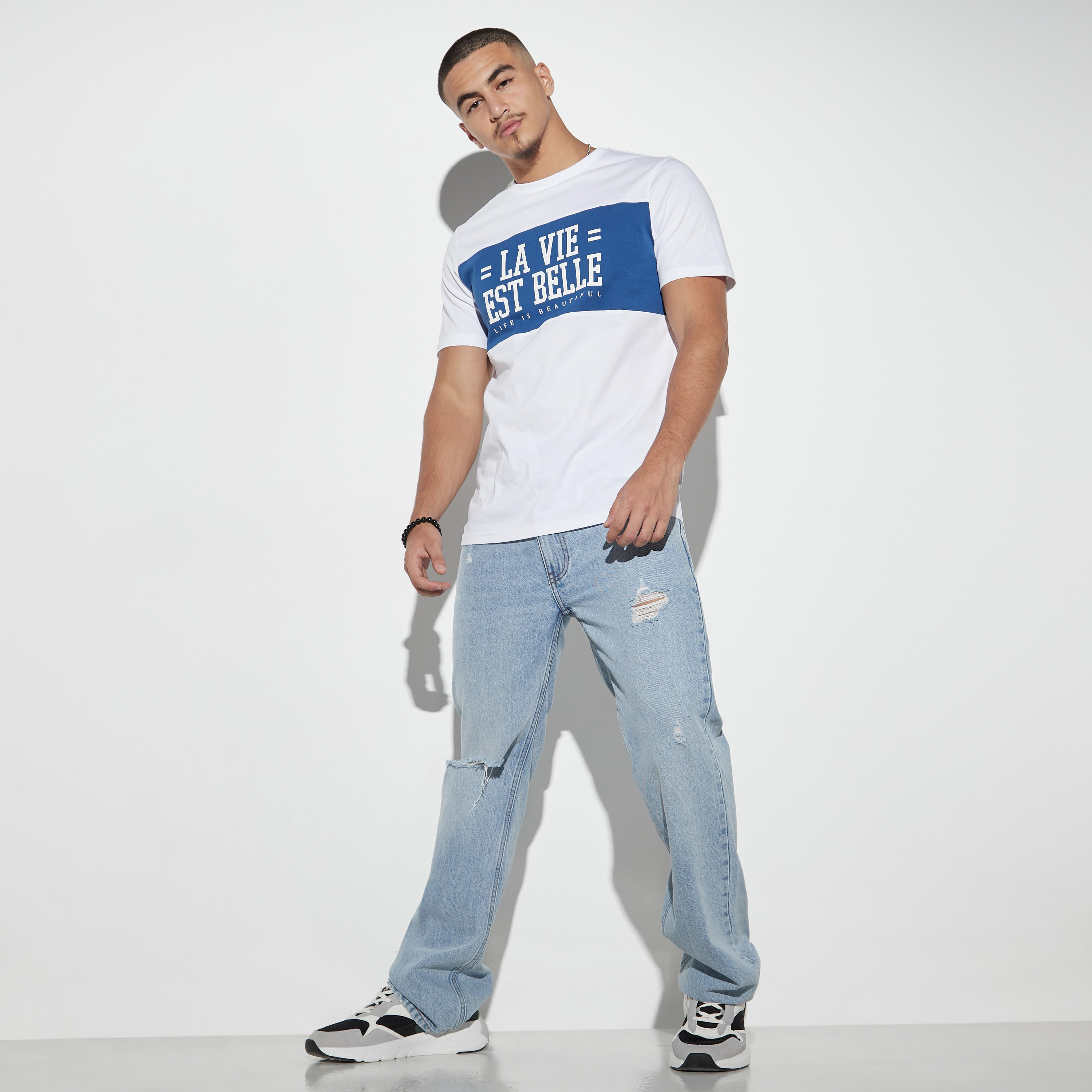 تيشيرت بياقة ضيّقة وأكمام قصيرة وطبعات-men-clothing-tshirtsandpolos-tshirts-image-2