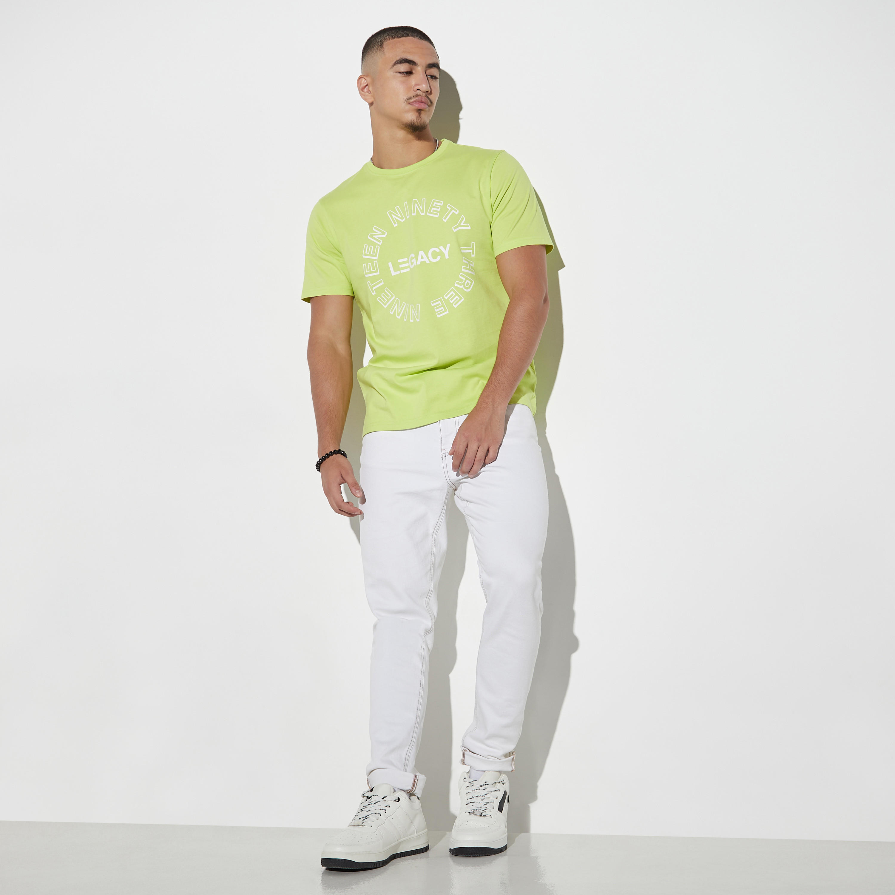 تيشيرت بياقة ضيّقة وأكمام قصيرة وطبعات-men-clothing-tshirtsandpolos-tshirts-image-2