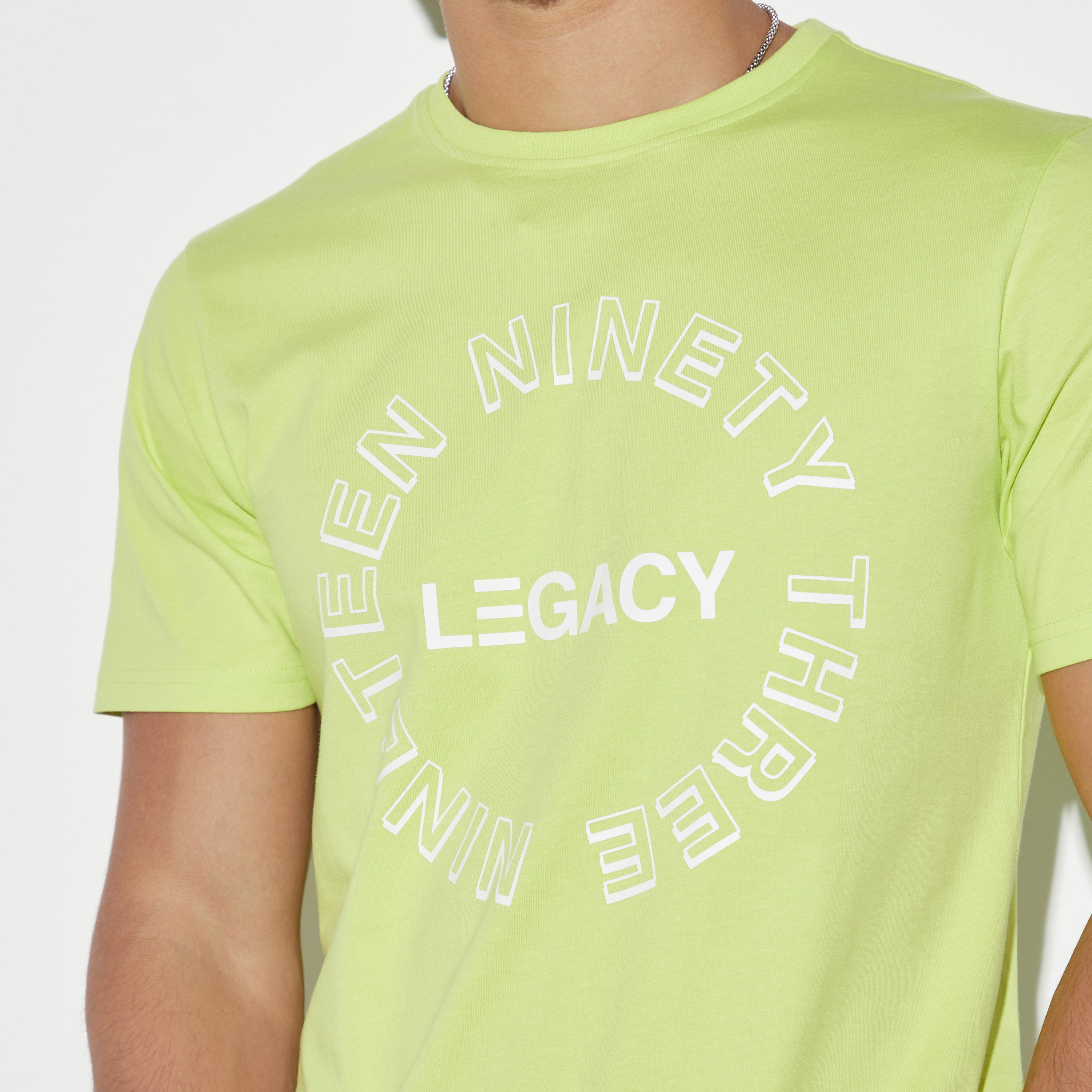 تيشيرت بياقة ضيّقة وأكمام قصيرة وطبعات-men-clothing-tshirtsandpolos-tshirts-image-4