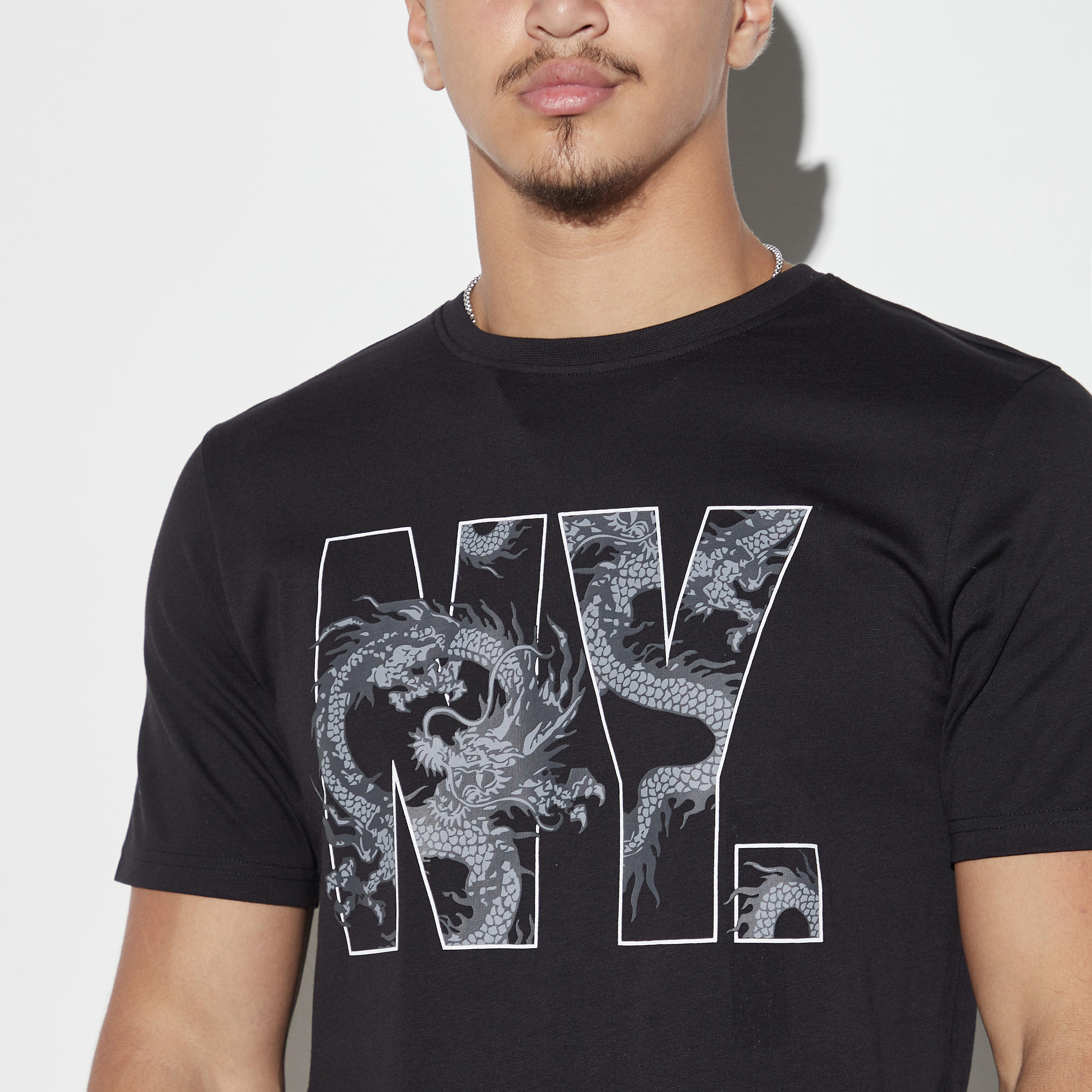 تيشيرت بياقة ضيّقة وأكمام قصيرة وطبعات-men-clothing-tshirtsandpolos-tshirts-image-4