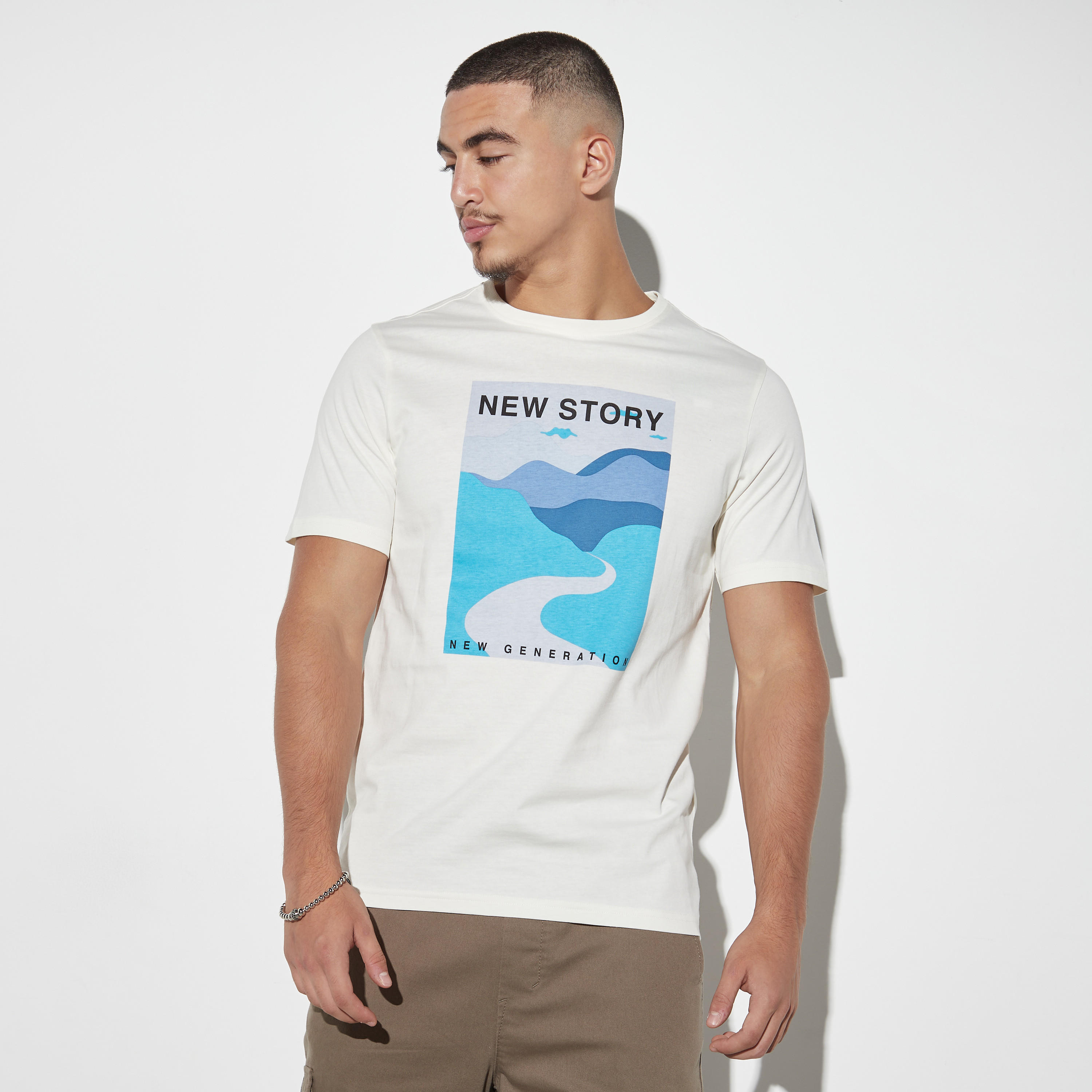 تيشيرت بياقة ضيّقة وأكمام قصيرة وطبعات-men-clothing-tshirtsandpolos-tshirts-image-1