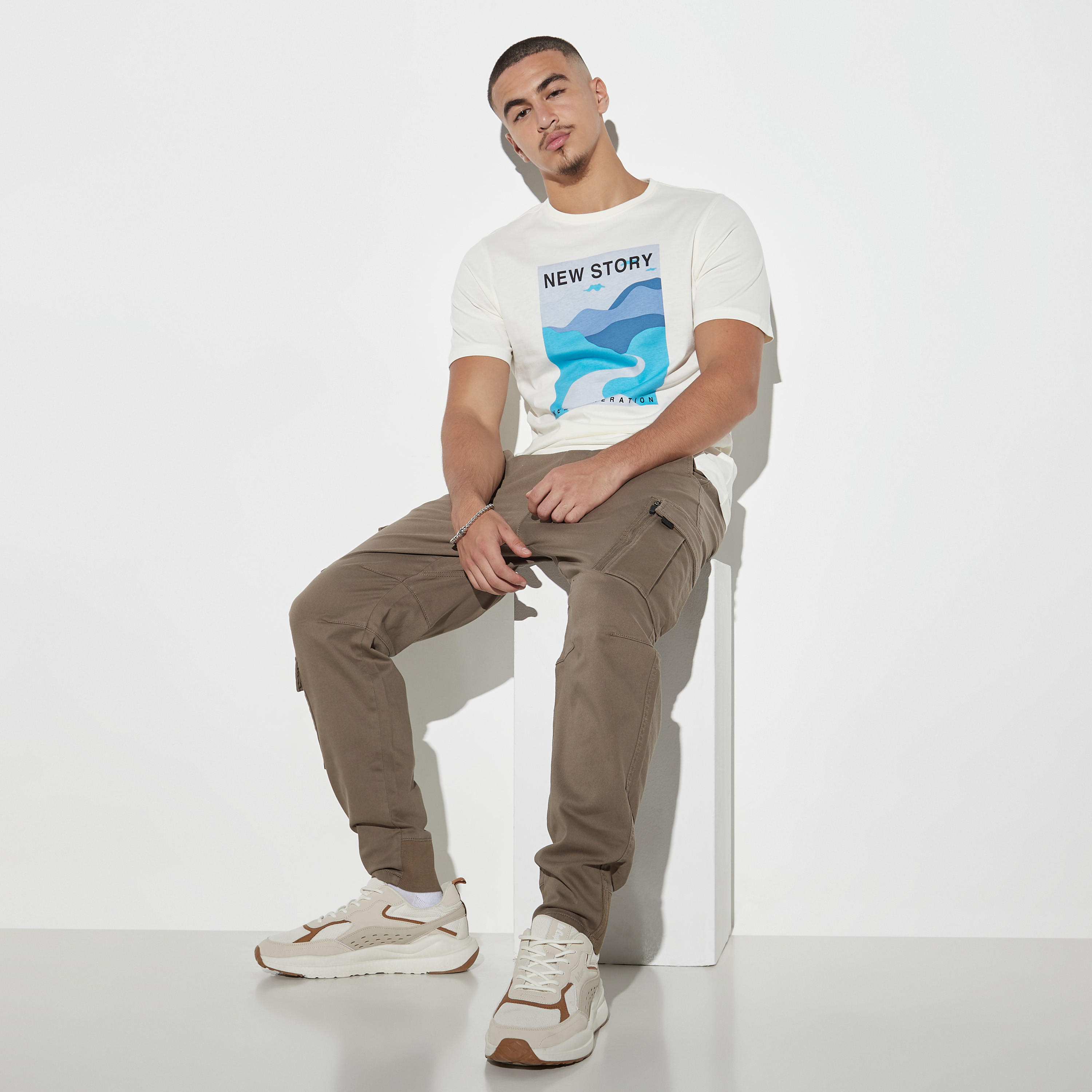 تيشيرت بياقة ضيّقة وأكمام قصيرة وطبعات-men-clothing-tshirtsandpolos-tshirts-image-2