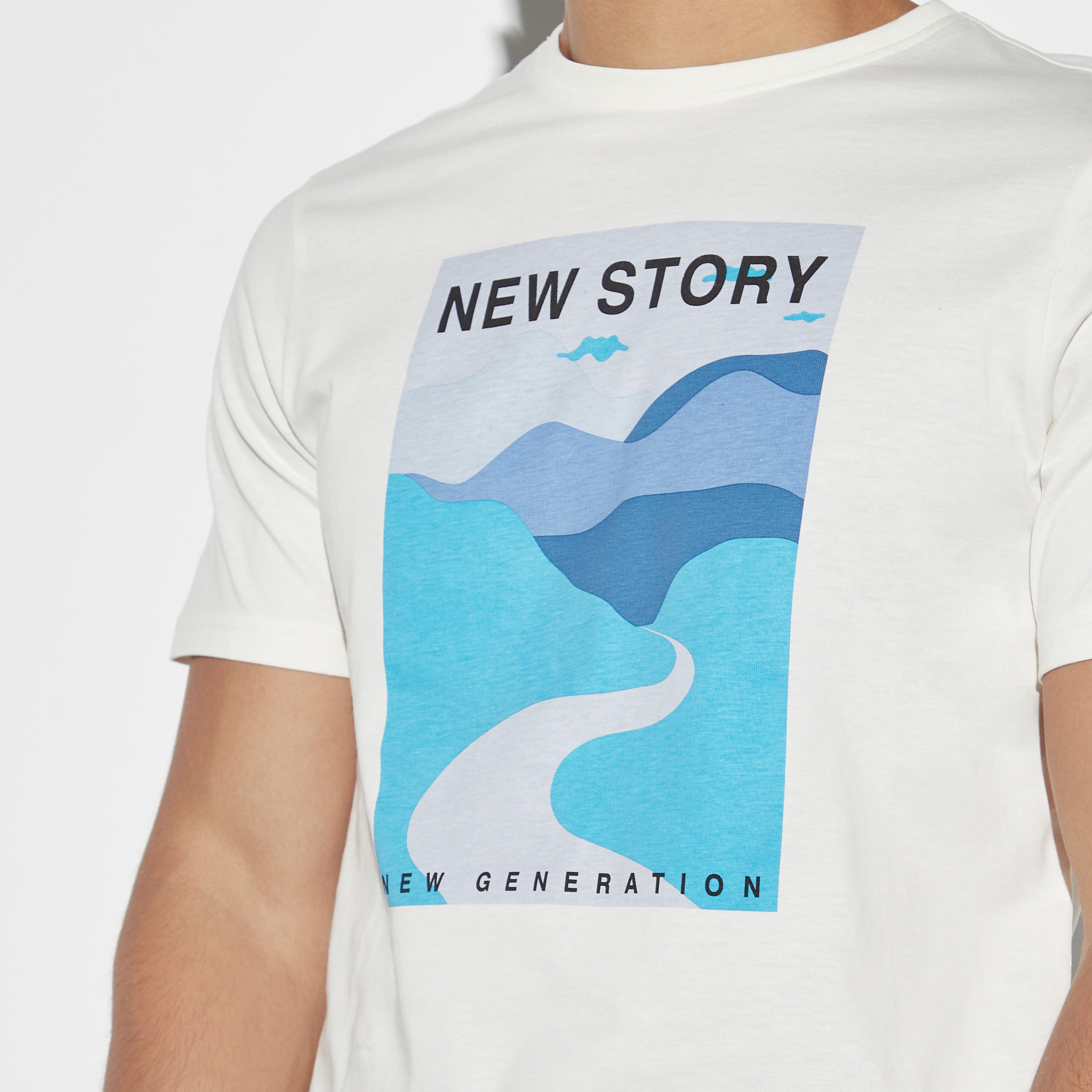 تيشيرت بياقة ضيّقة وأكمام قصيرة وطبعات-men-clothing-tshirtsandpolos-tshirts-image-4