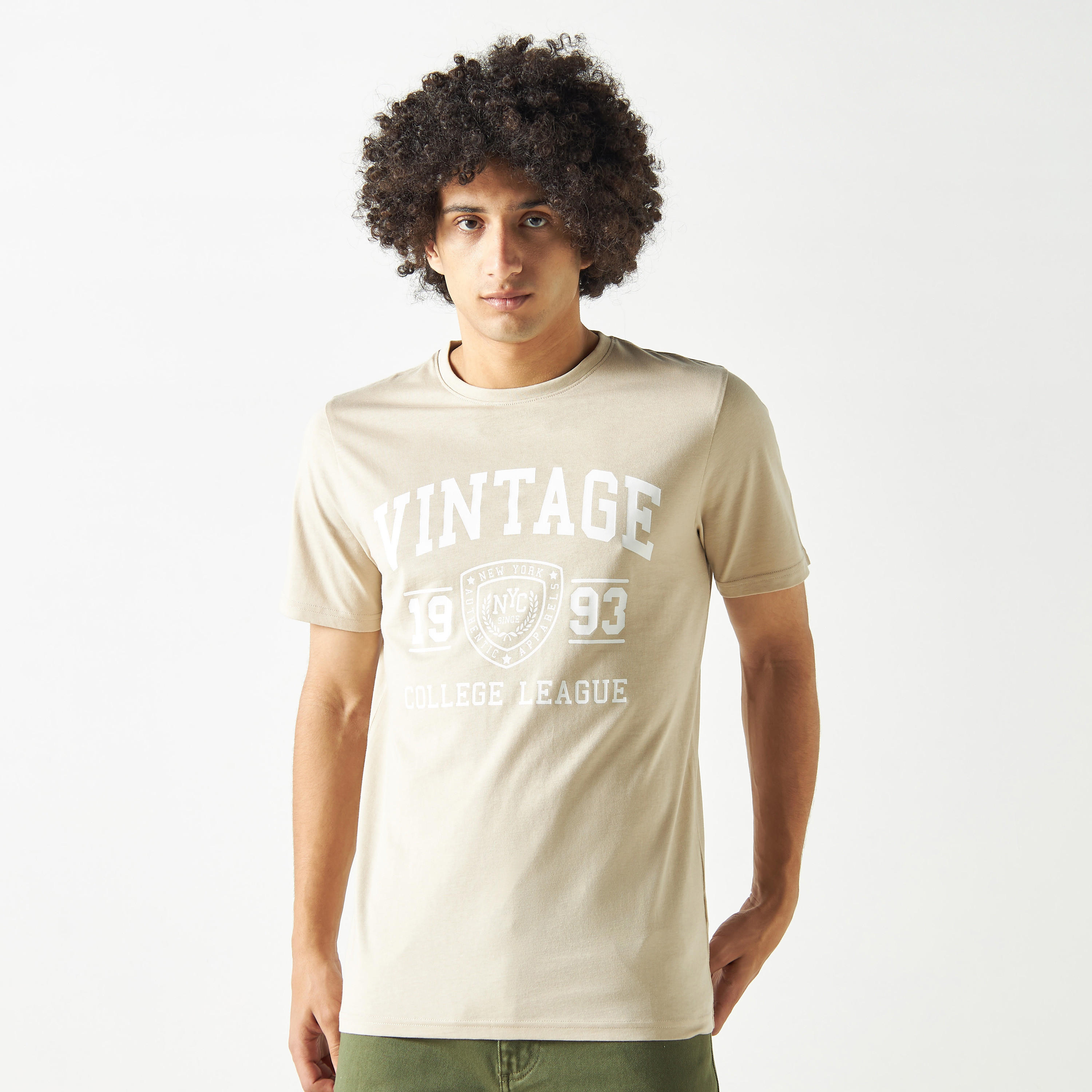 تيشيرت بياقة ضيّقة وأكمام قصيرة وطبعات تايبوجرافي-men-clothing-tshirtsandpolos-tshirts-image-1