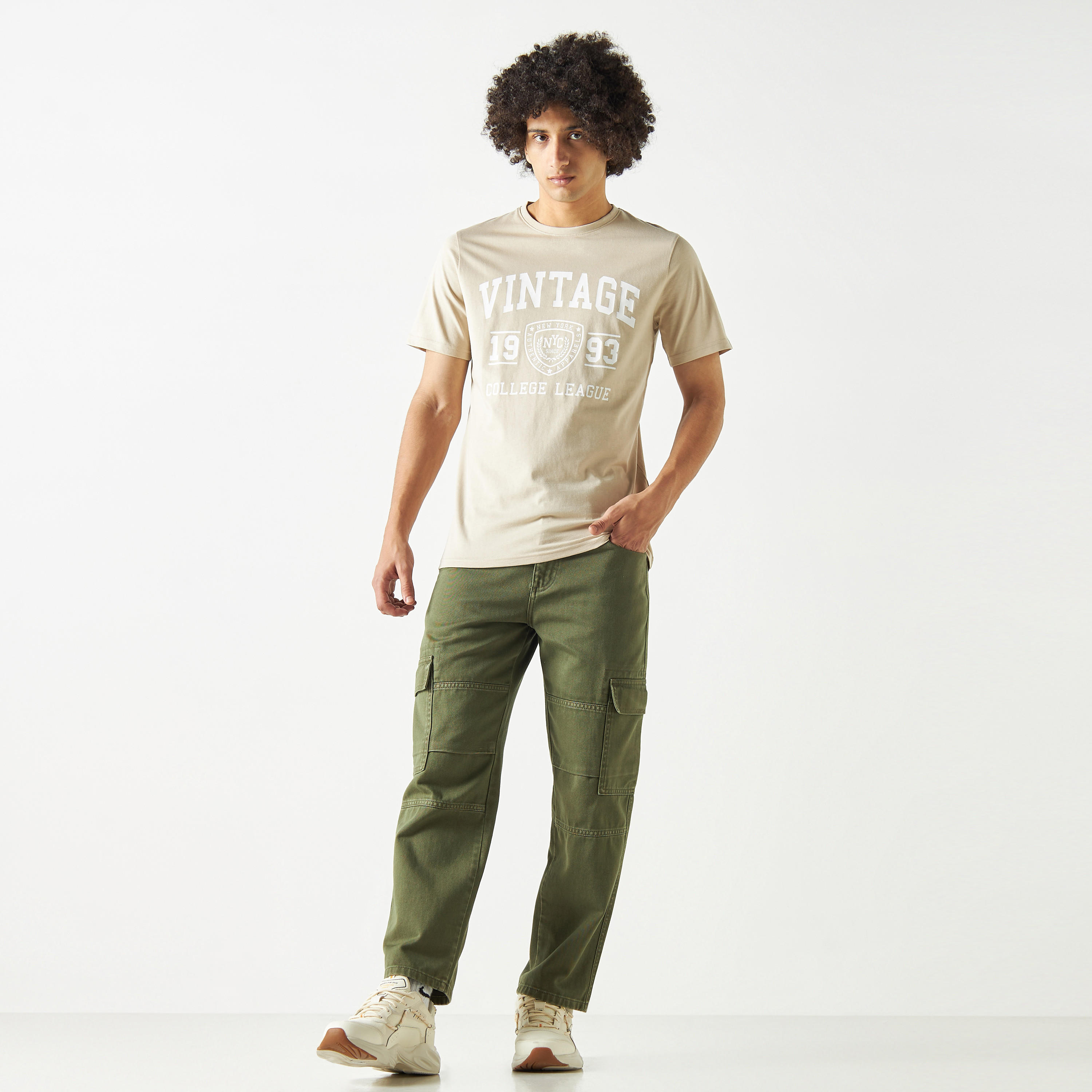 تيشيرت بياقة ضيّقة وأكمام قصيرة وطبعات تايبوجرافي-men-clothing-tshirtsandpolos-tshirts-image-2