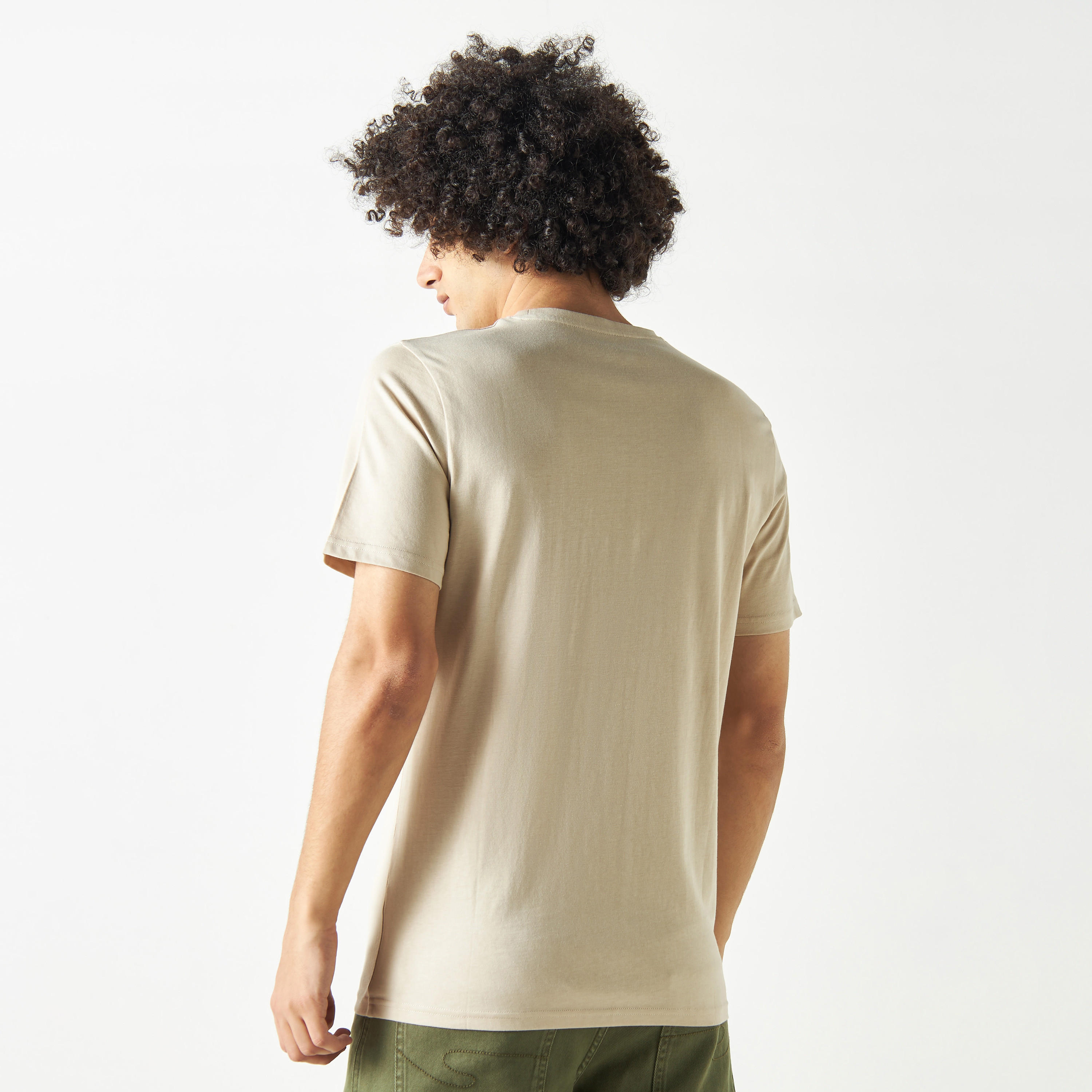 تيشيرت بياقة ضيّقة وأكمام قصيرة وطبعات تايبوجرافي-men-clothing-tshirtsandpolos-tshirts-image-3
