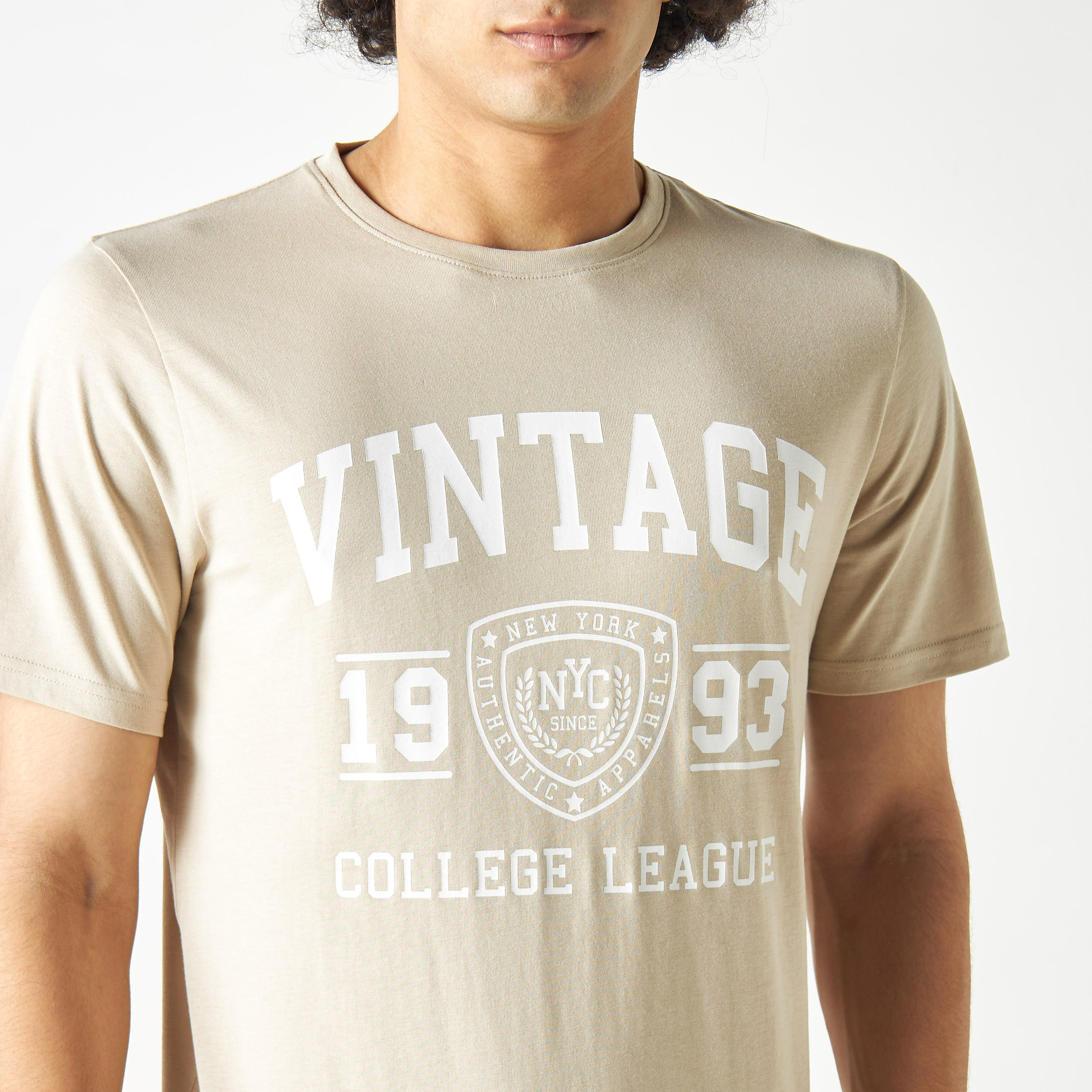 تيشيرت بياقة ضيّقة وأكمام قصيرة وطبعات تايبوجرافي-men-clothing-tshirtsandpolos-tshirts-image-4