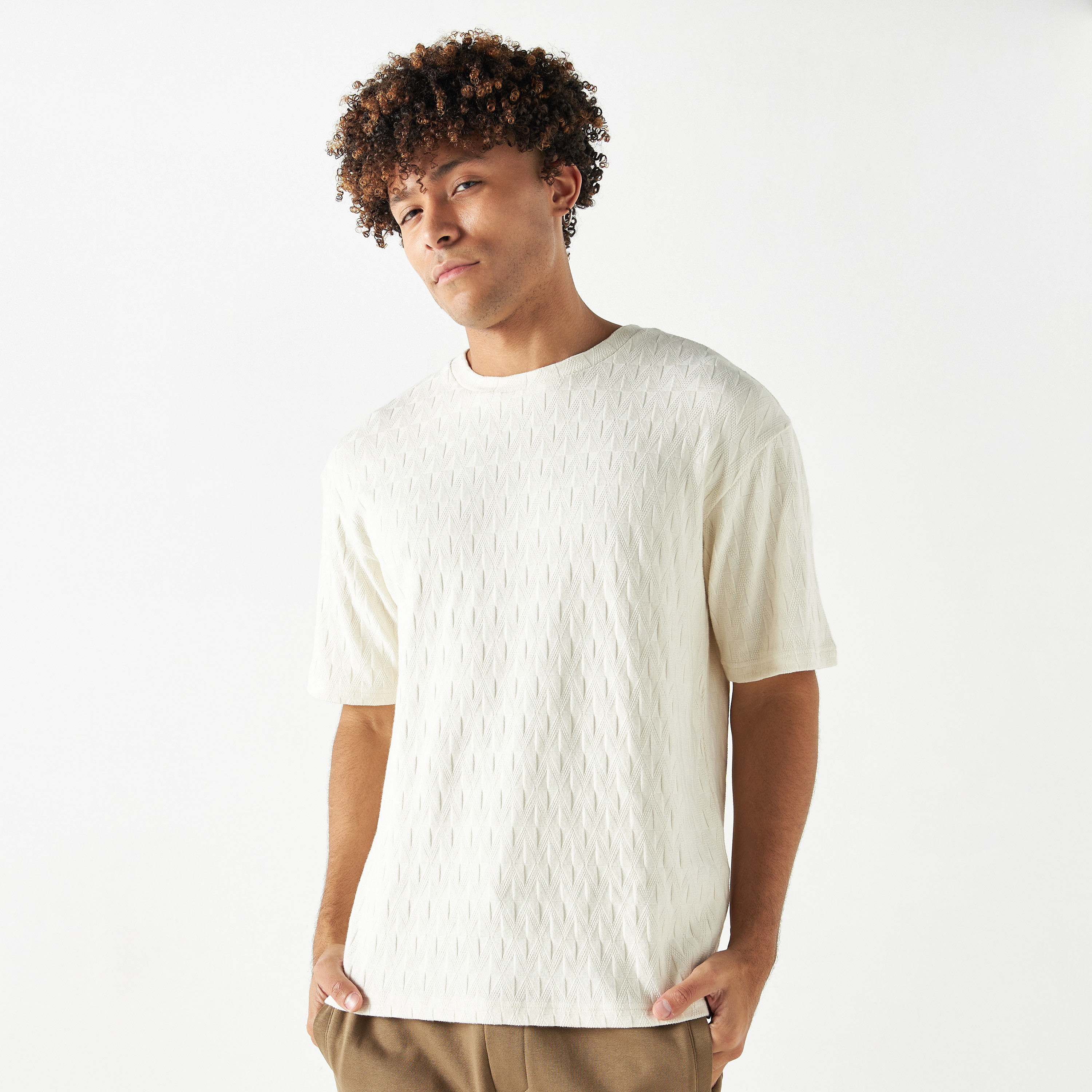 تيشيرت بارز الملمس بياقة ضيقة وأكمام قصيرة-men-clothing-tshirtsandpolos-tshirts-image-2