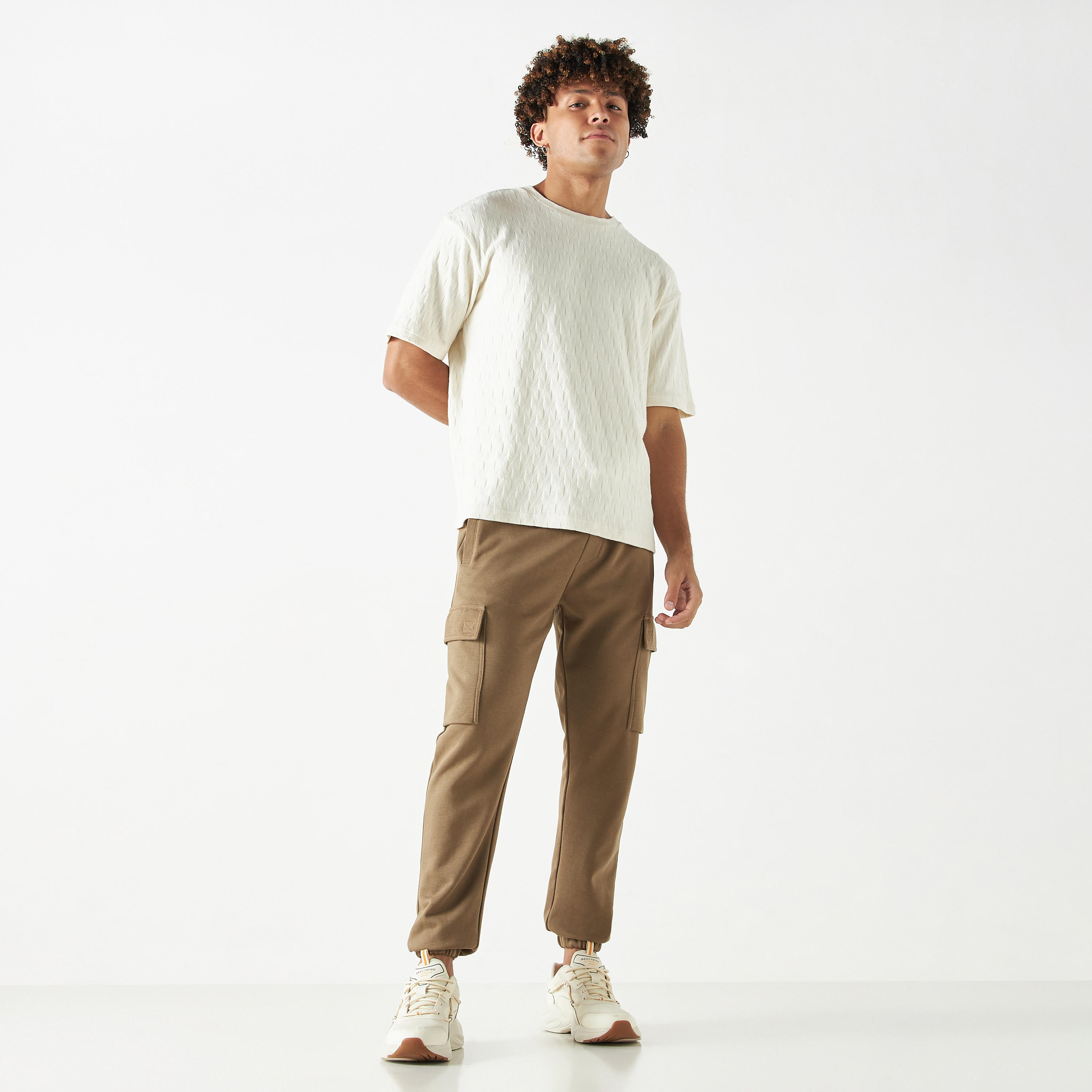 تيشيرت بارز الملمس بياقة ضيقة وأكمام قصيرة-men-clothing-tshirtsandpolos-tshirts-image-3