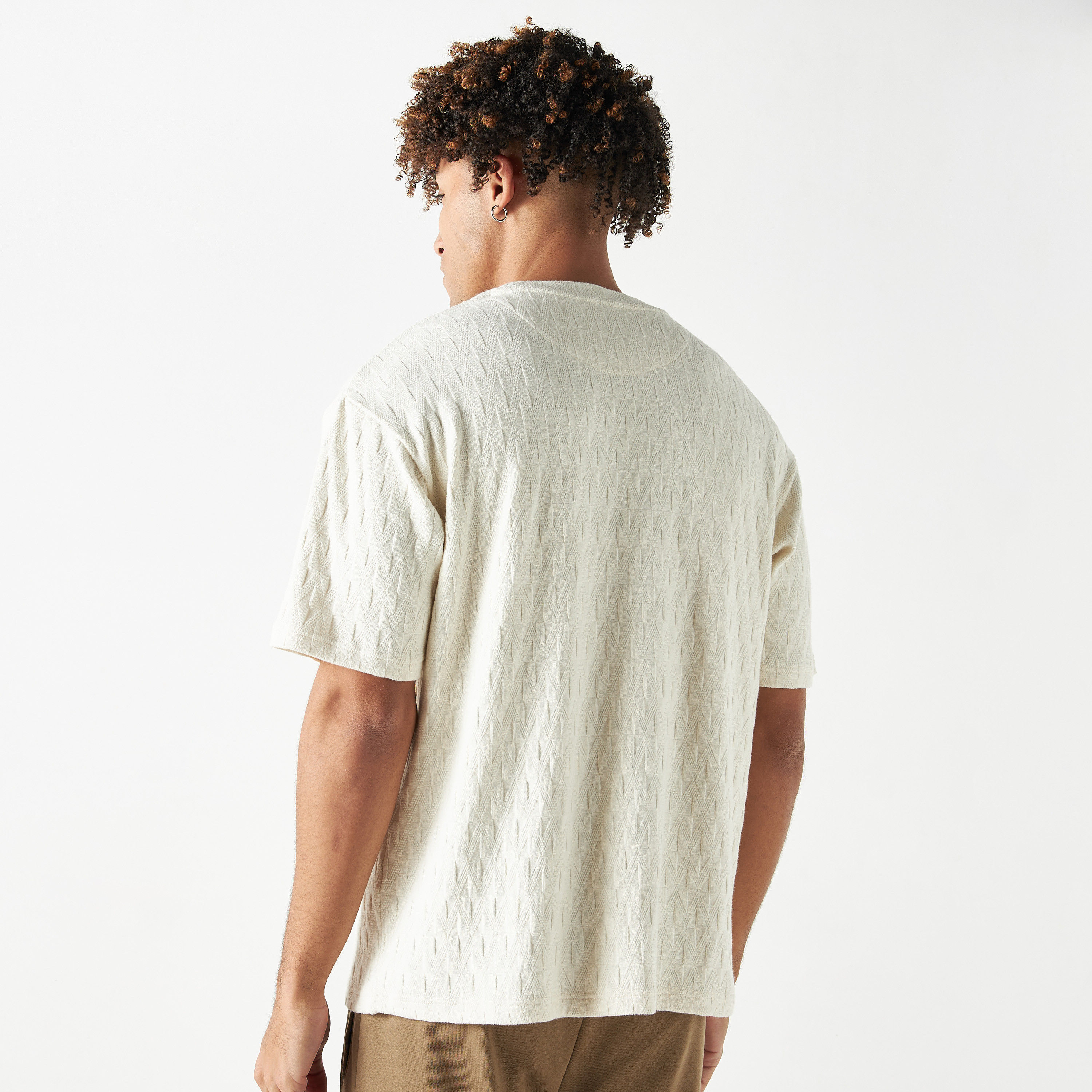 تيشيرت بارز الملمس بياقة ضيقة وأكمام قصيرة-men-clothing-tshirtsandpolos-tshirts-image-4