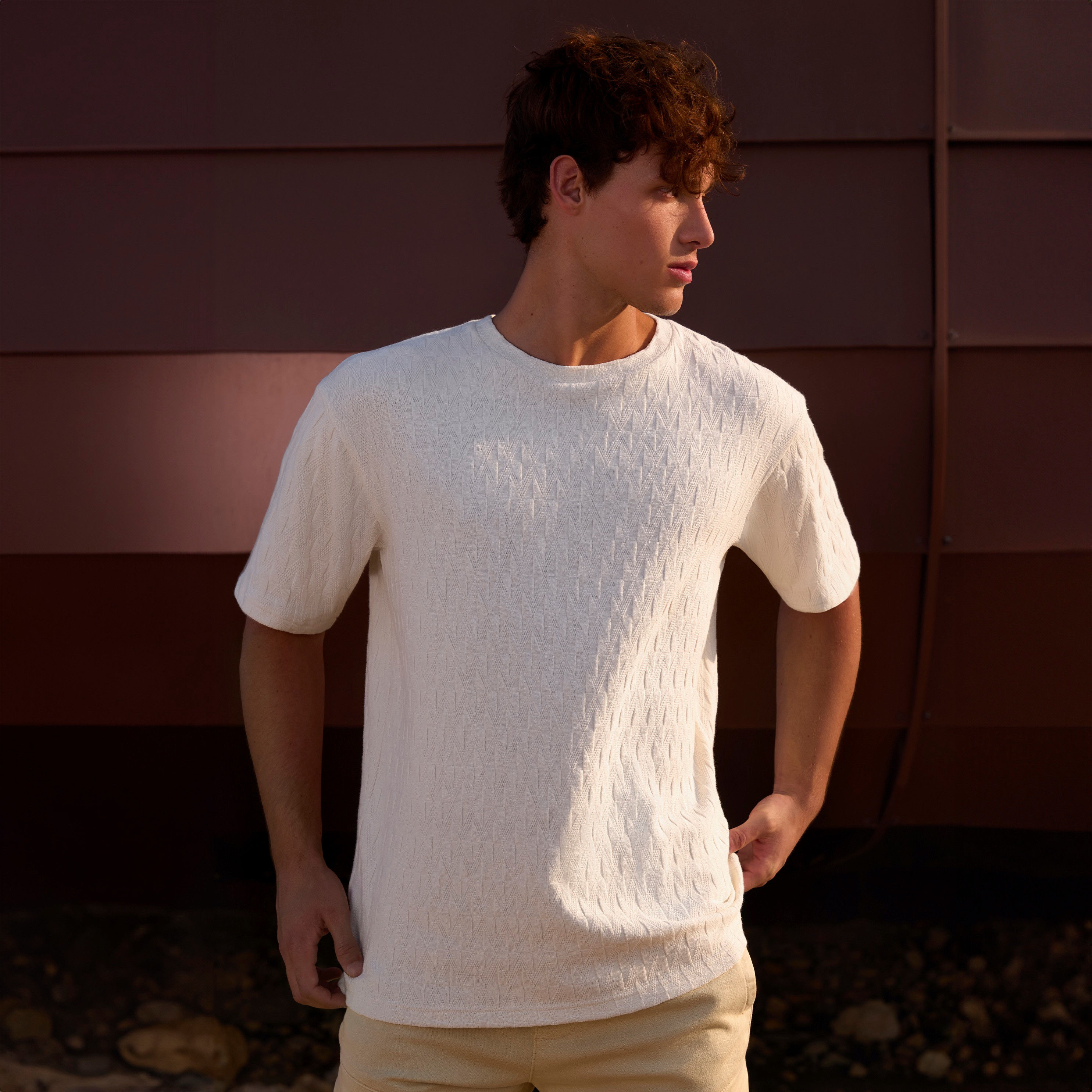 تيشيرت بارز الملمس بياقة ضيقة وأكمام قصيرة-men-clothing-tshirtsandpolos-tshirts-image-1