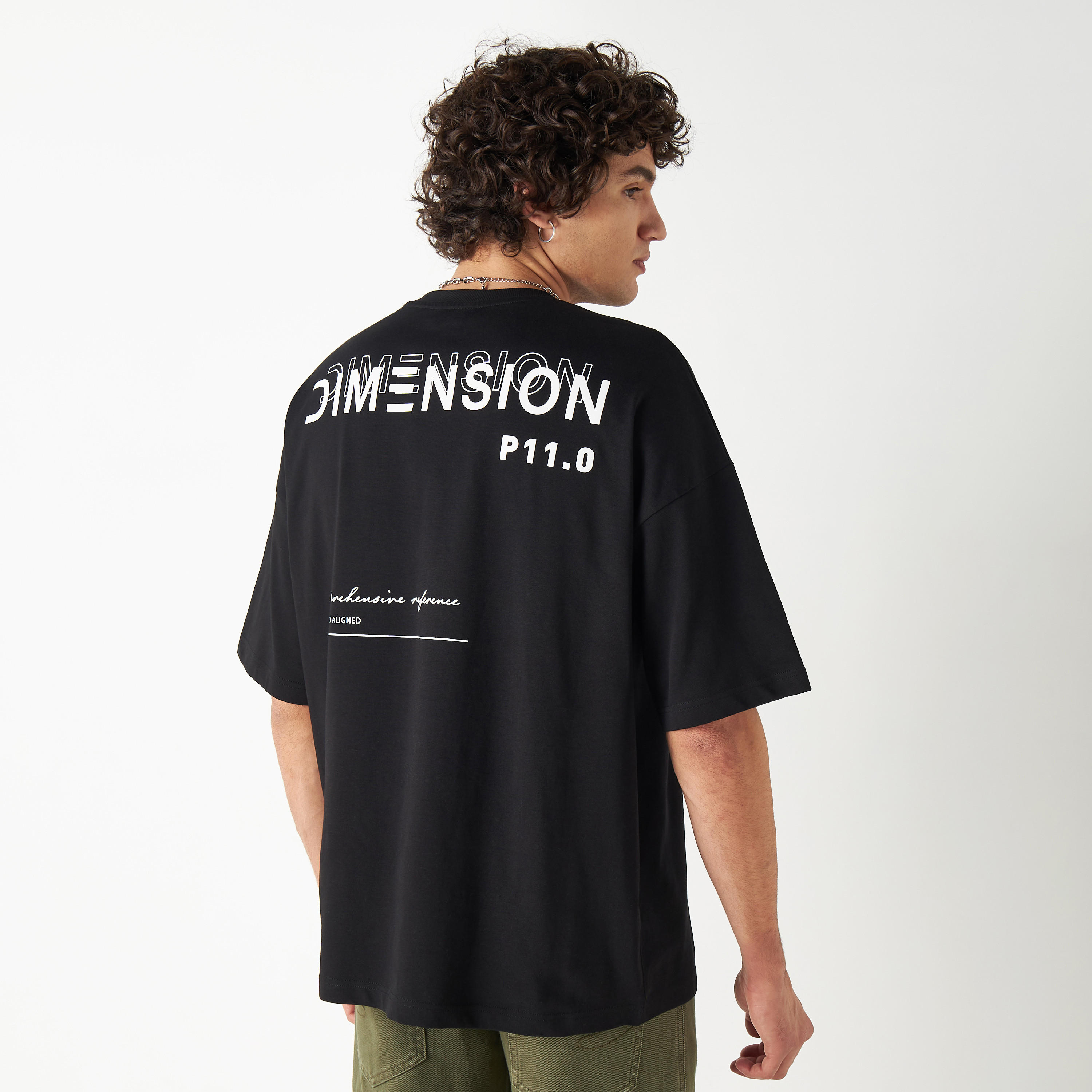 تيشيرت بياقة ضيقة وأكمام قصيرة وطبعات جرافيك-men-clothing-tshirtsandpolos-tshirts-image-3