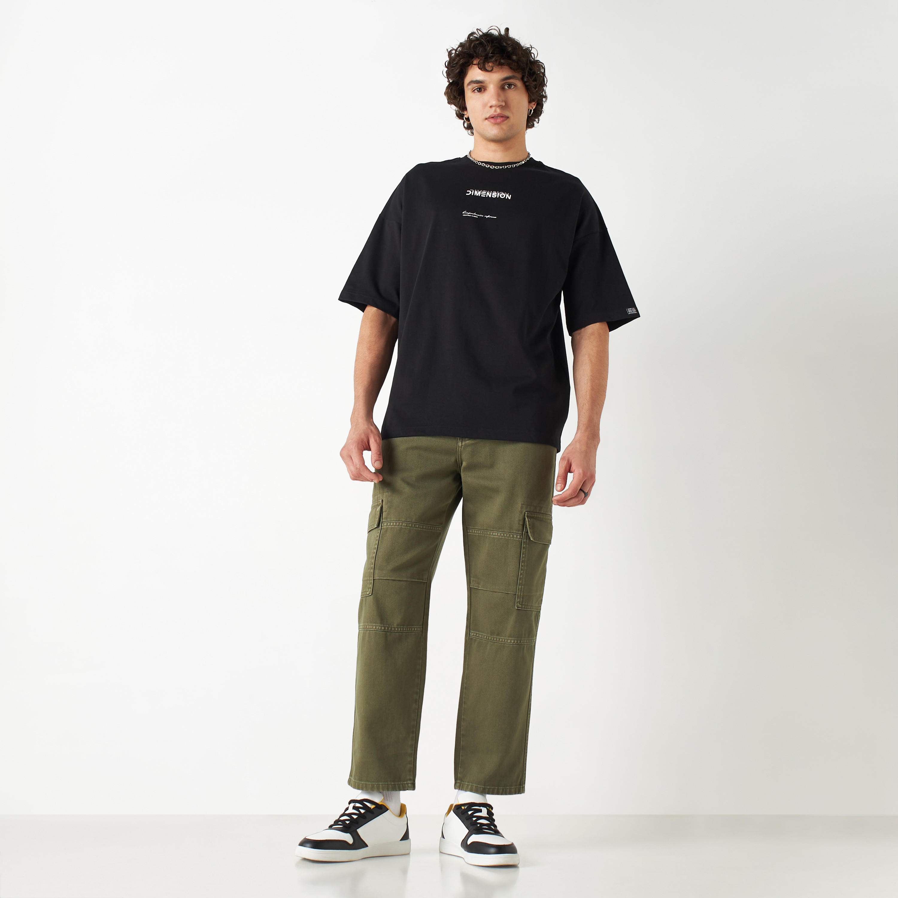 تيشيرت بياقة ضيقة وأكمام قصيرة وطبعات جرافيك-men-clothing-tshirtsandpolos-tshirts-image-2