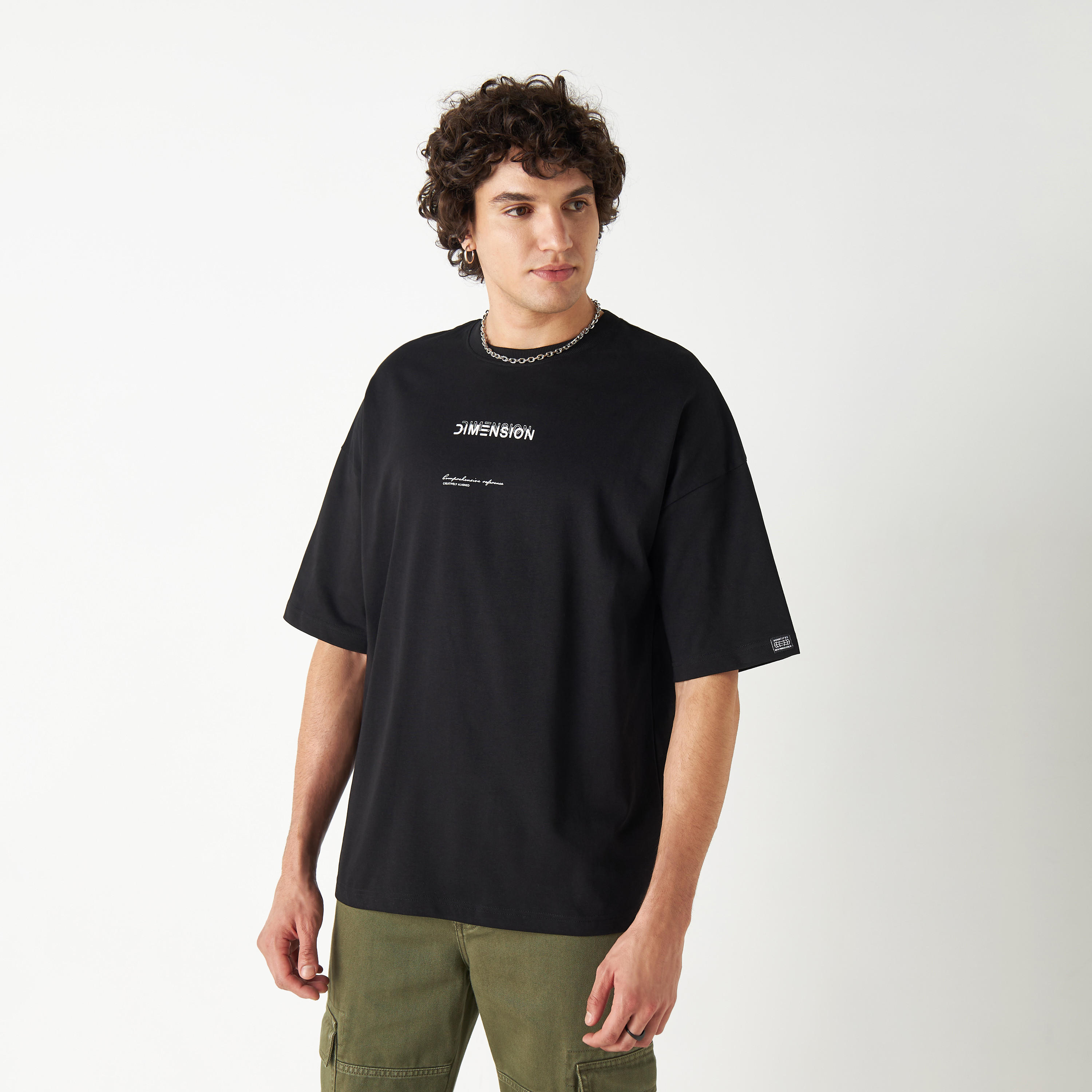 تيشيرت بياقة ضيقة وأكمام قصيرة وطبعات جرافيك-men-clothing-tshirtsandpolos-tshirts-image-1