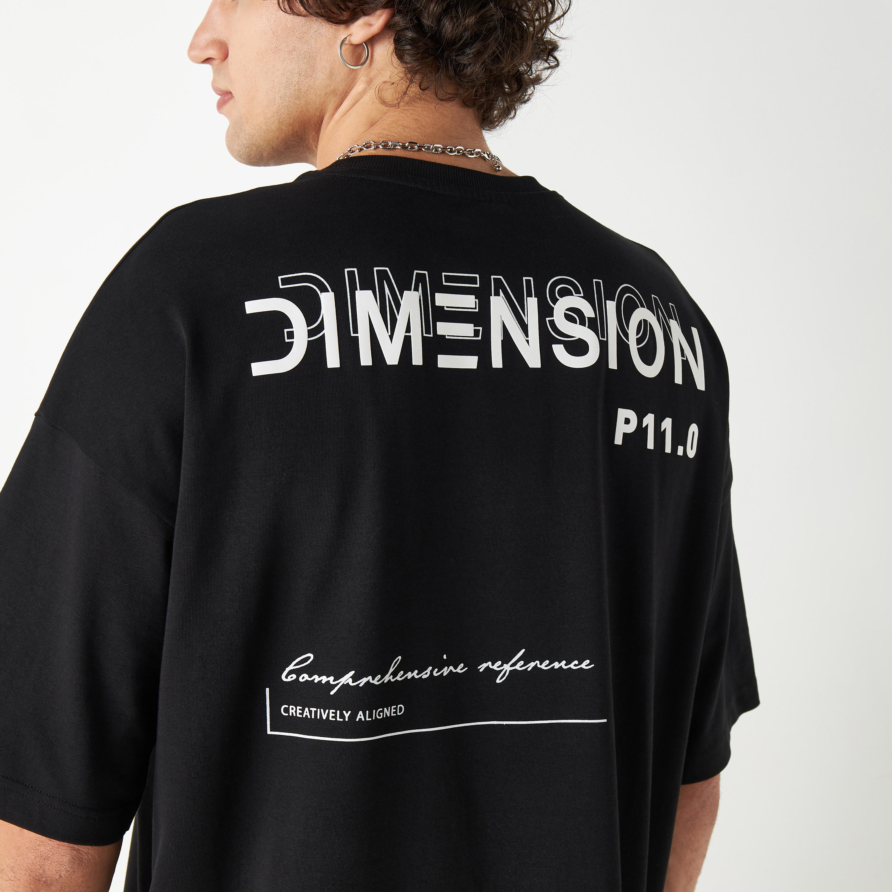 تيشيرت بياقة ضيقة وأكمام قصيرة وطبعات جرافيك-men-clothing-tshirtsandpolos-tshirts-image-4