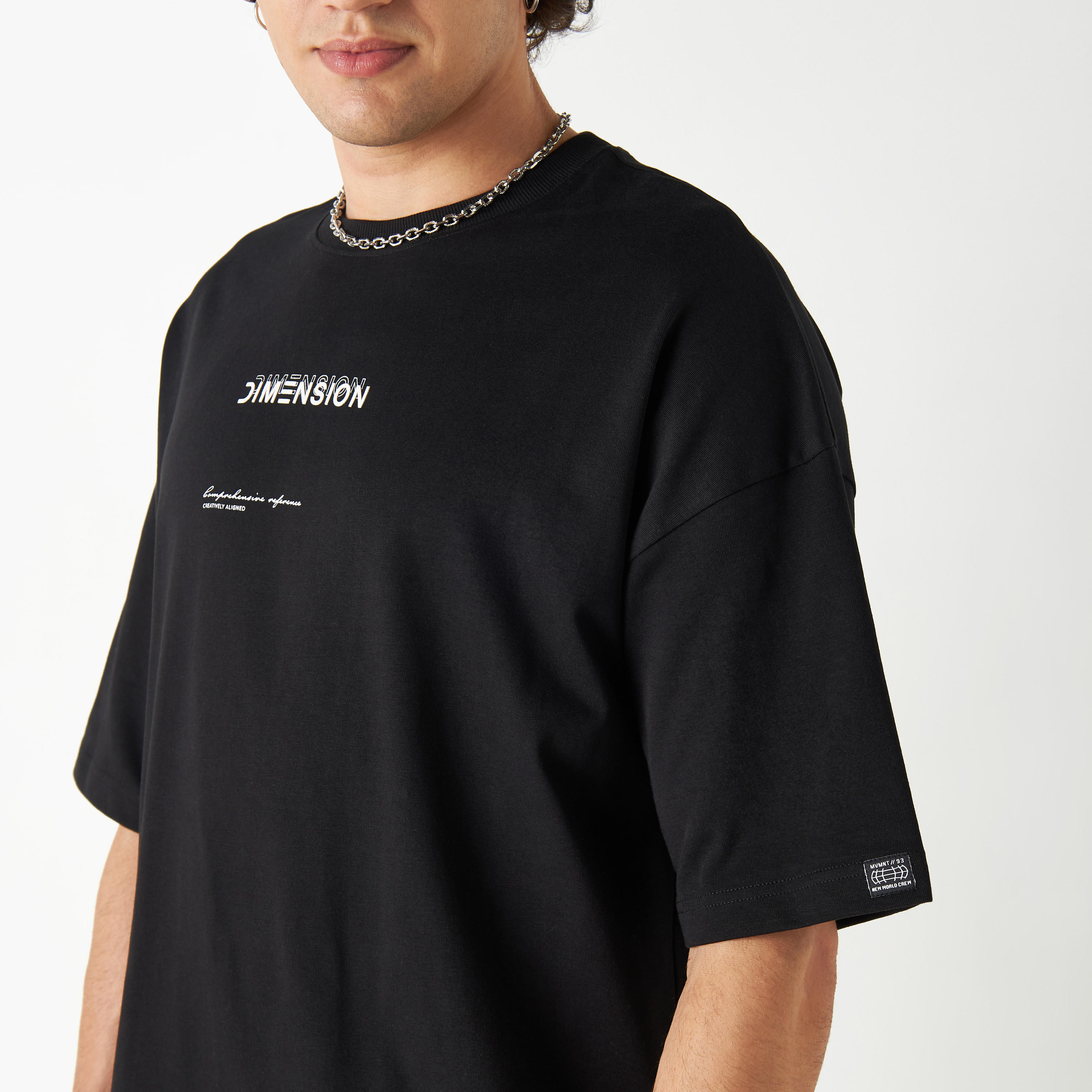 تيشيرت بياقة ضيقة وأكمام قصيرة وطبعات جرافيك-men-clothing-tshirtsandpolos-tshirts-image-5